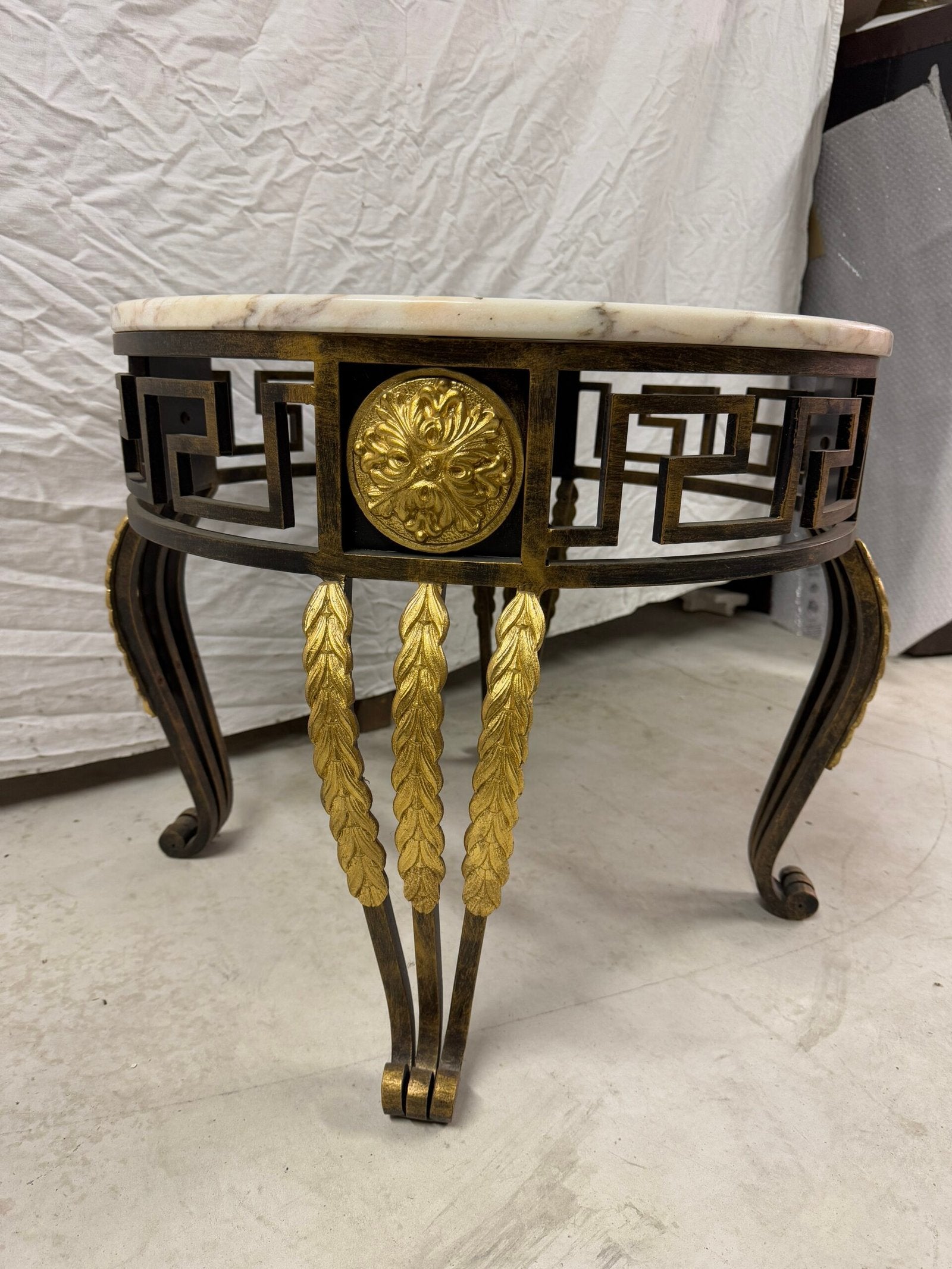 Tavolino Tondo in Ferro Battuto e Marmo