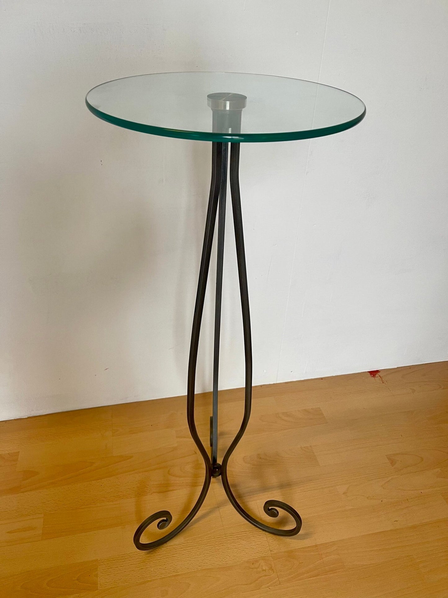 Tavolino rotondo con base in metallo e piano in vetro