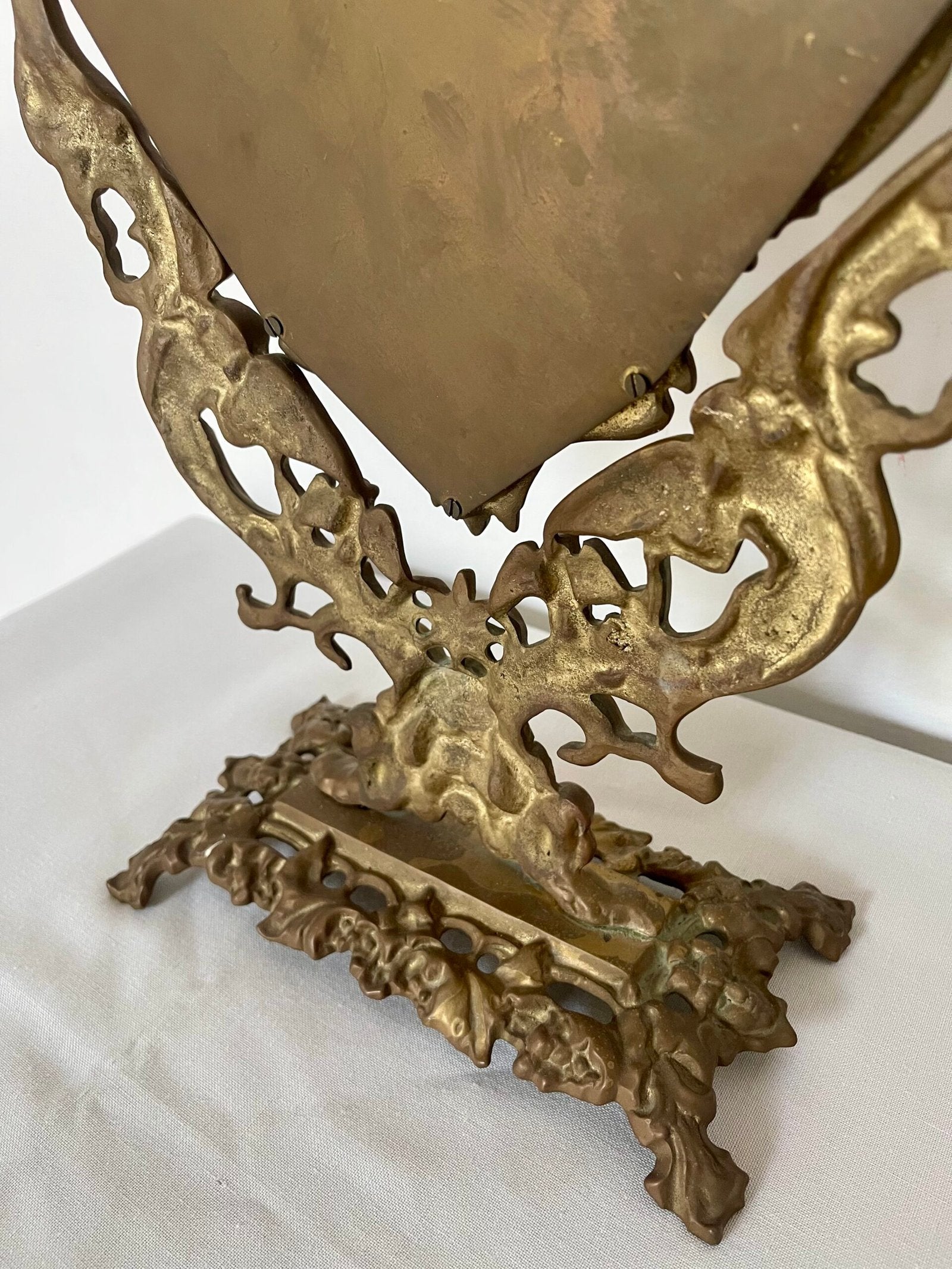 Specchio da tavolo con cornice in bronzo decorata