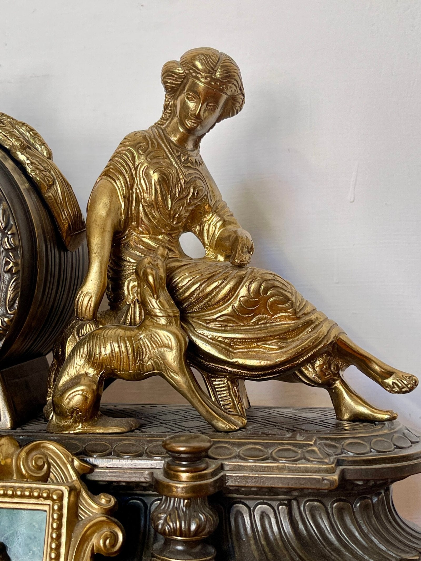 "L'orologio d'Epoca con Statua Femminile in Bronzo Dorato"