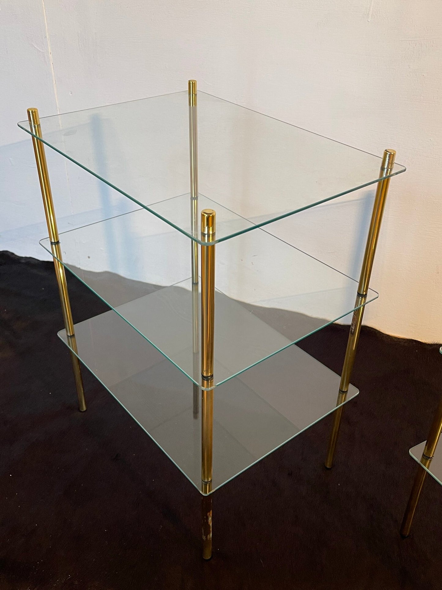 Coppia di Tavolini a 3 Piani in Vetro e Ottone – Stile Modernista Anni ’70