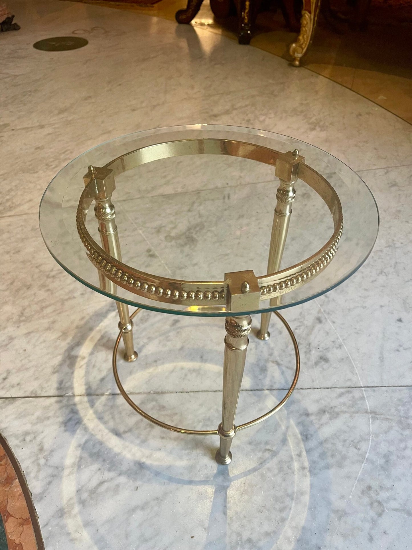 Tavolino rotondo in stile neoclassico