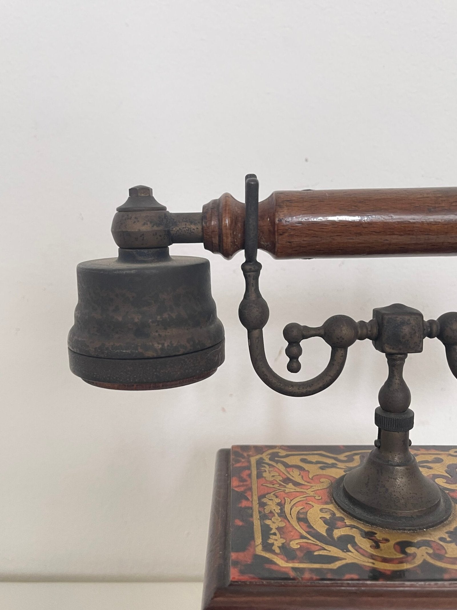 Telefono da Tavolo d’Epoca in Stile Boulle – Legno e Ottone