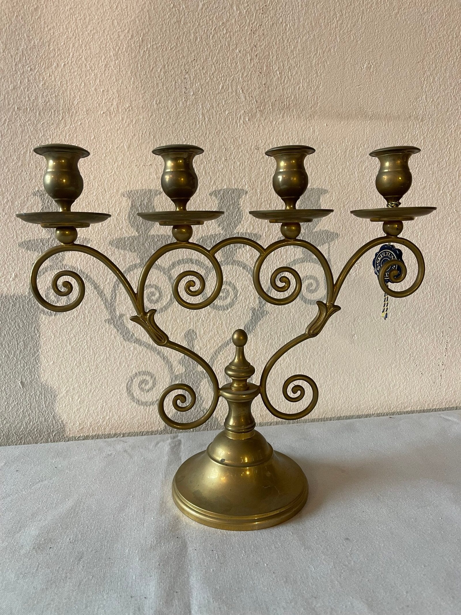 Candelabro in Ottone a Quattro Fiamme con Volute