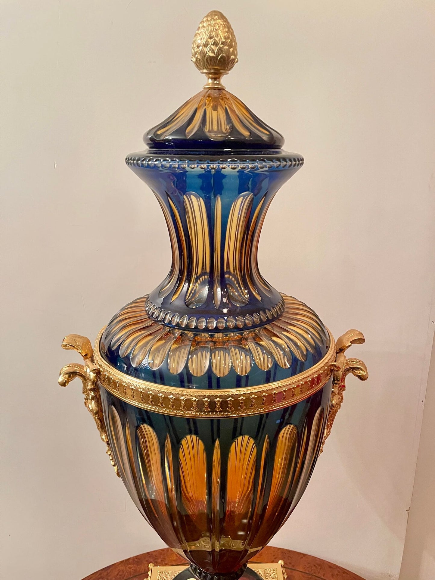 Anfora Italiana Reale in vetro colorato e bronzo dorato degli anni '70