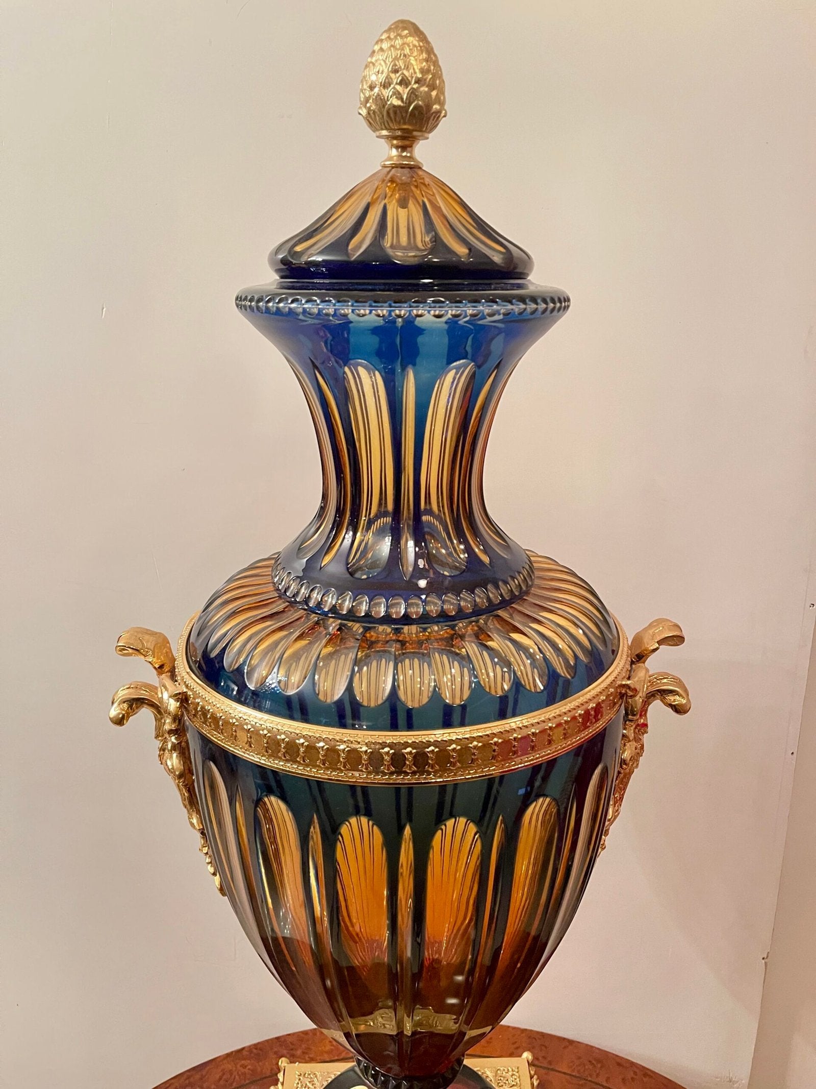 Anfora Italiana Reale in vetro colorato e bronzo dorato degli anni '70