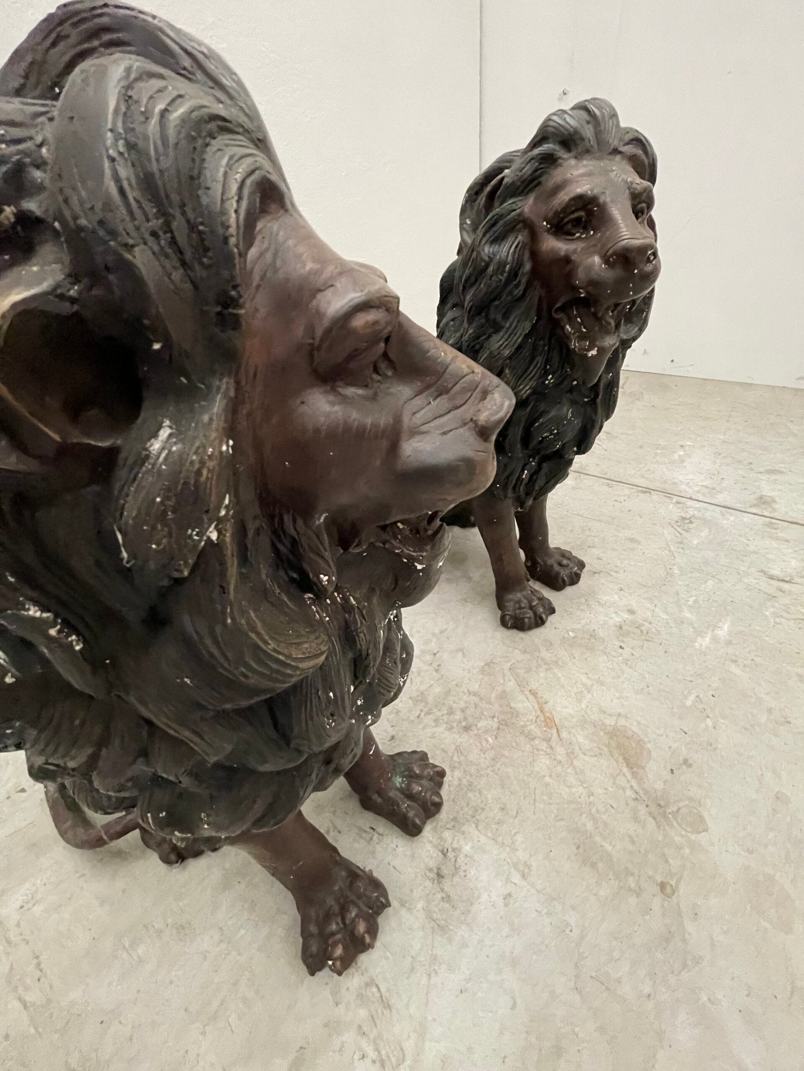 Coppia di statue in ghisa raffiguranti leoni – Prima metà del XX secolo