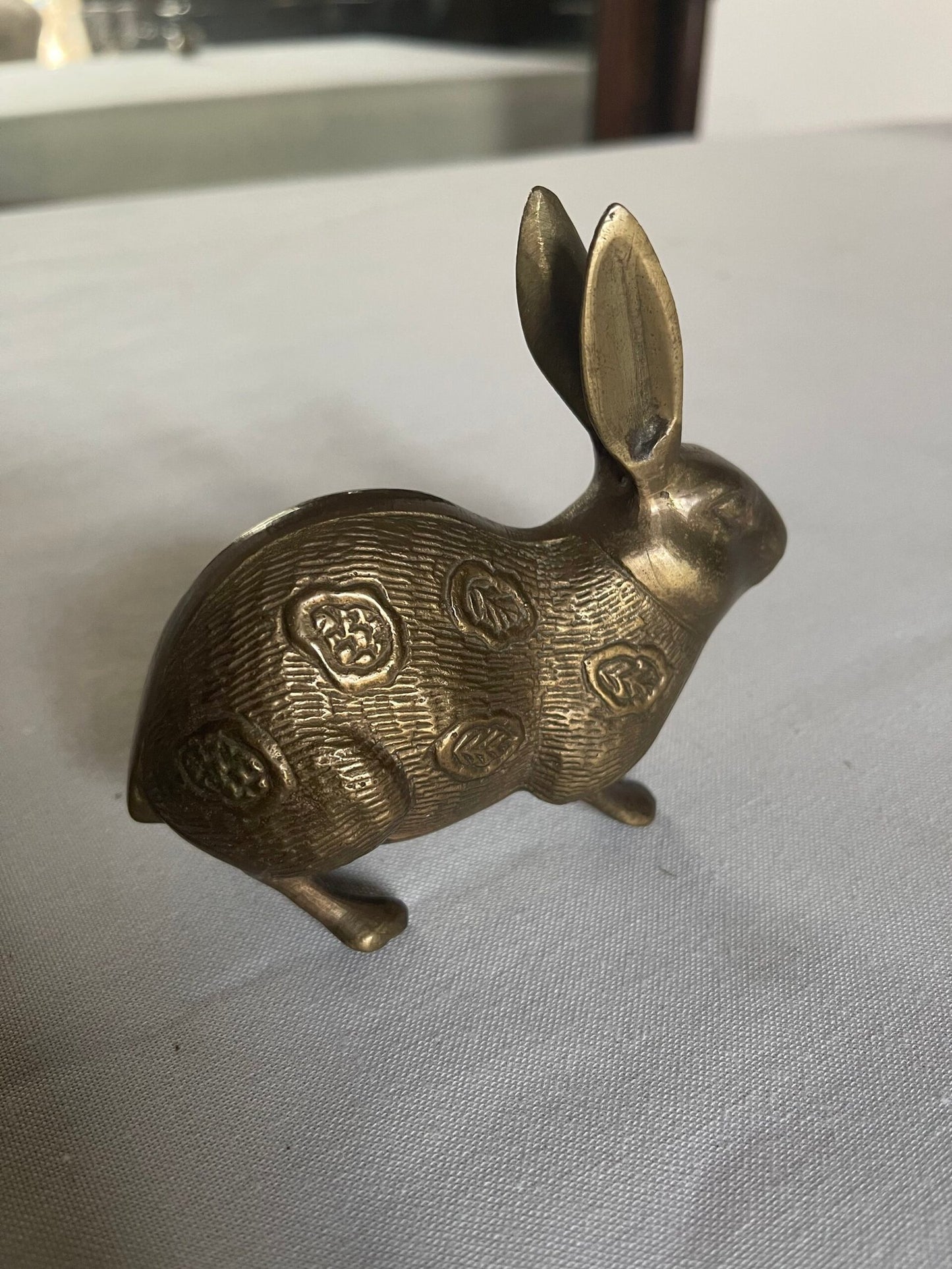 Statuetta di Coniglio/Lepre in Bronzo con Decorazioni Orientali