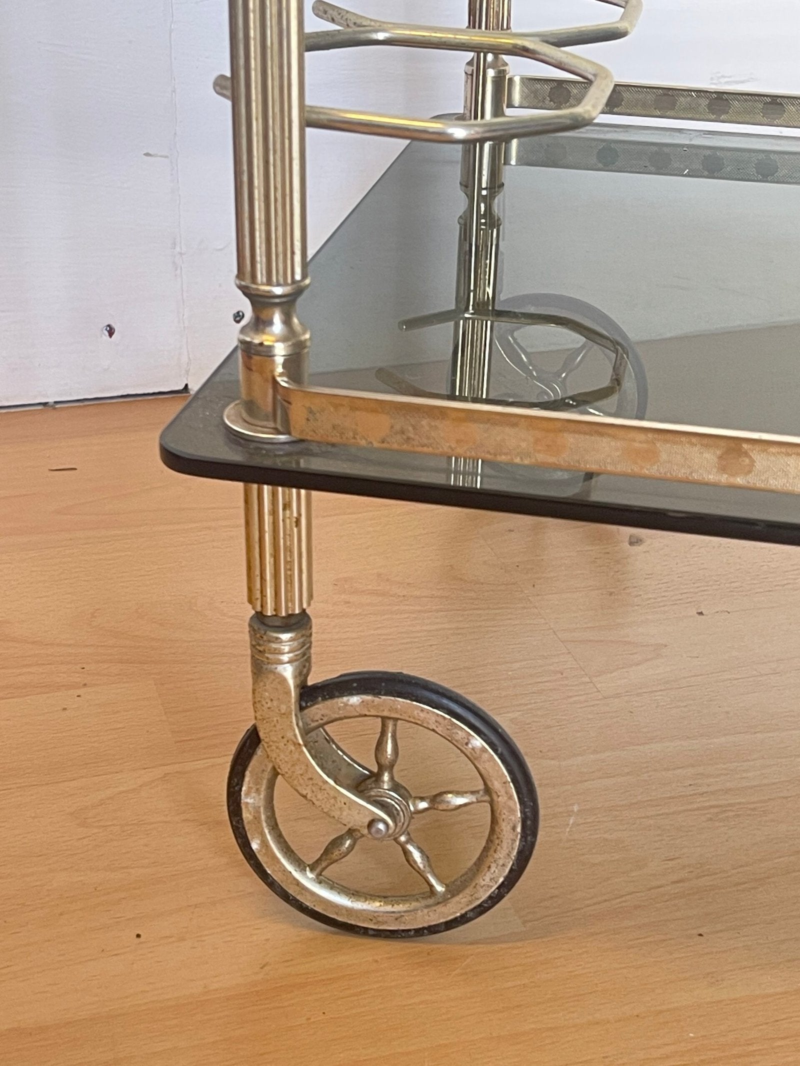 Carrello Bar vintage in Otto Cromato e Vetro Fumé «Silver Chic»