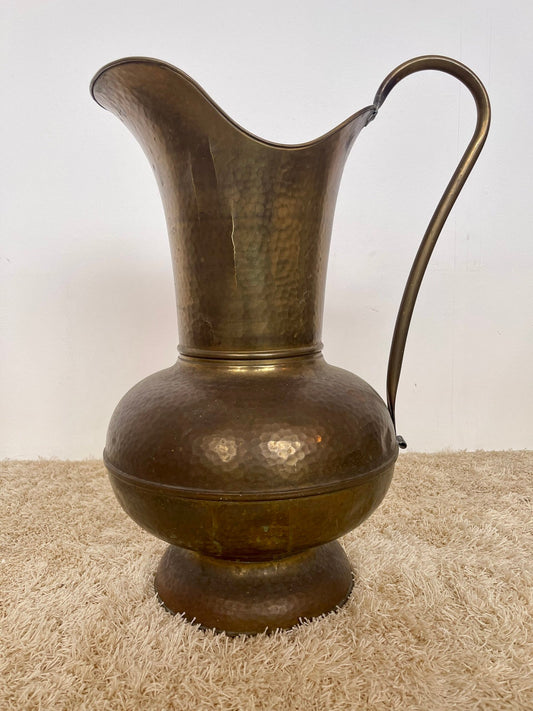 Brocca Antica in Rame Martellato con Manico Curvo – Stile Rustico/Coloniale