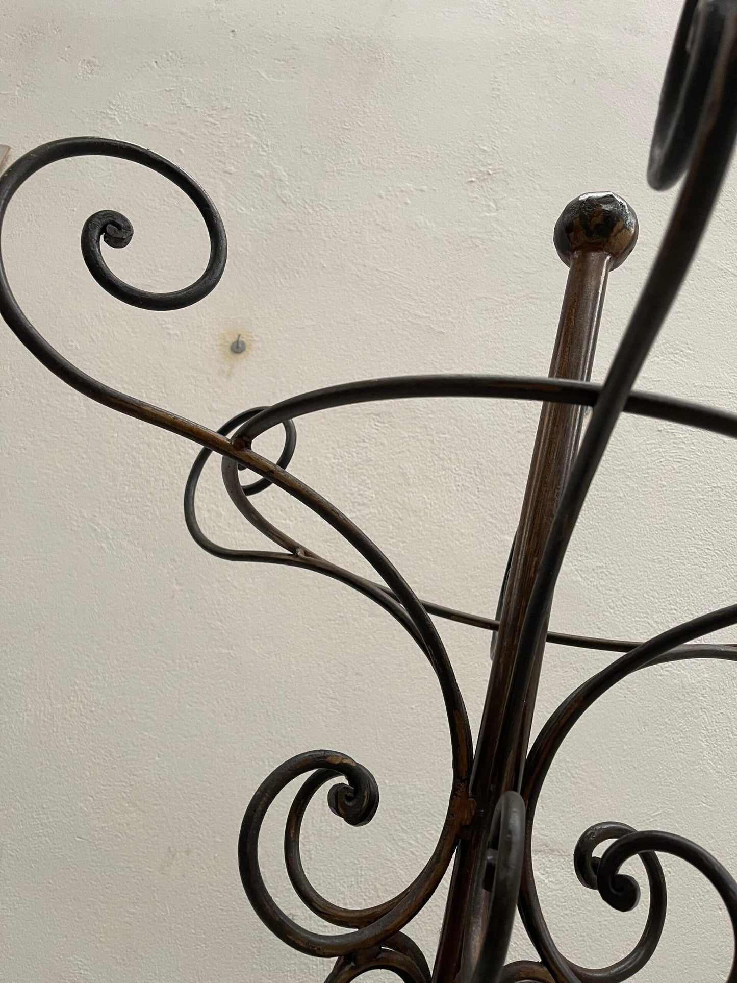 Antico appendiabiti in ferro battuto da terra antico italiano