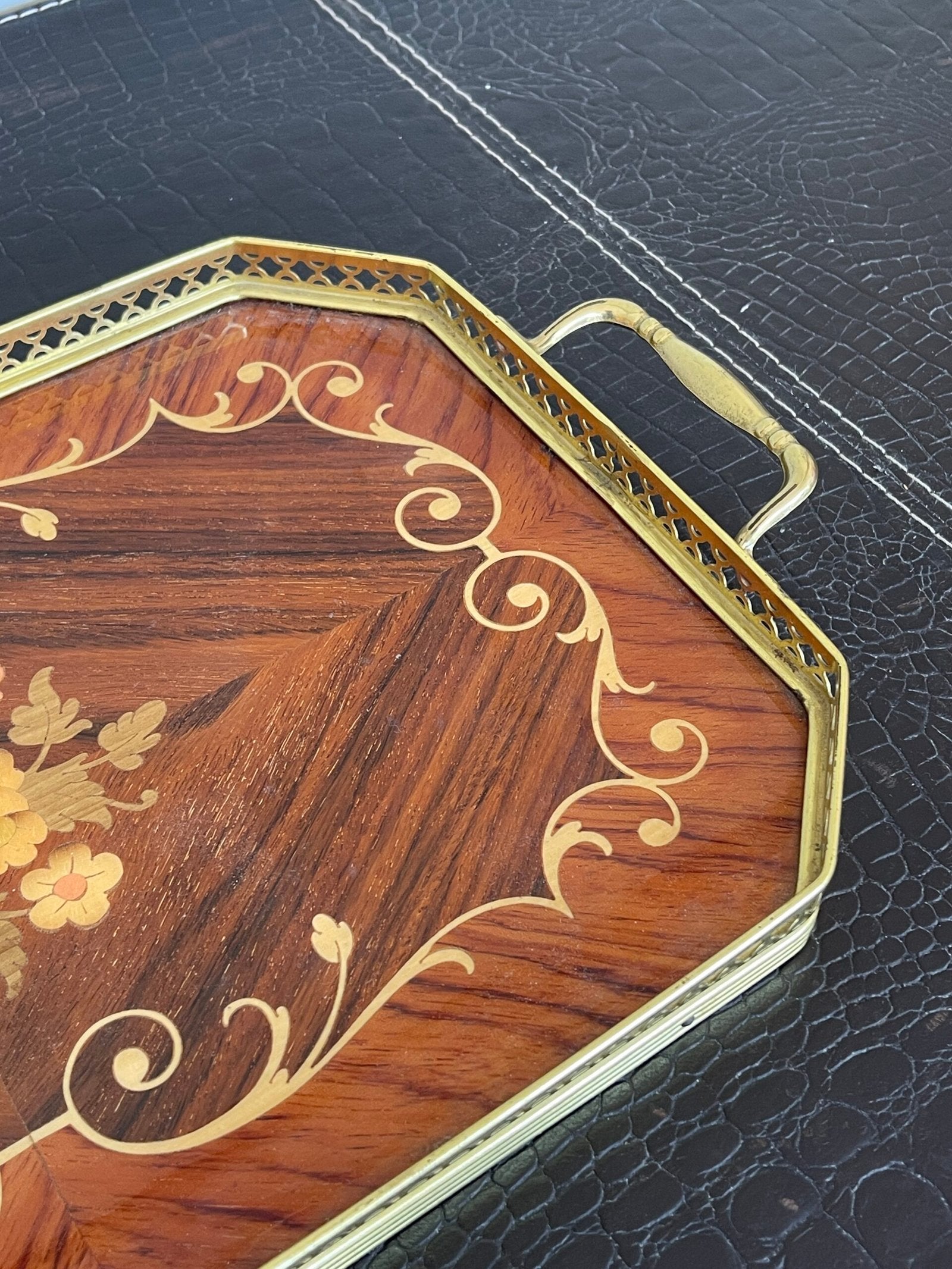 Vassoio in legno intarsiato è un autentico pezzo d'arte, perfetto per arricchire ogni ambiente con eleganza e raffinatezza.