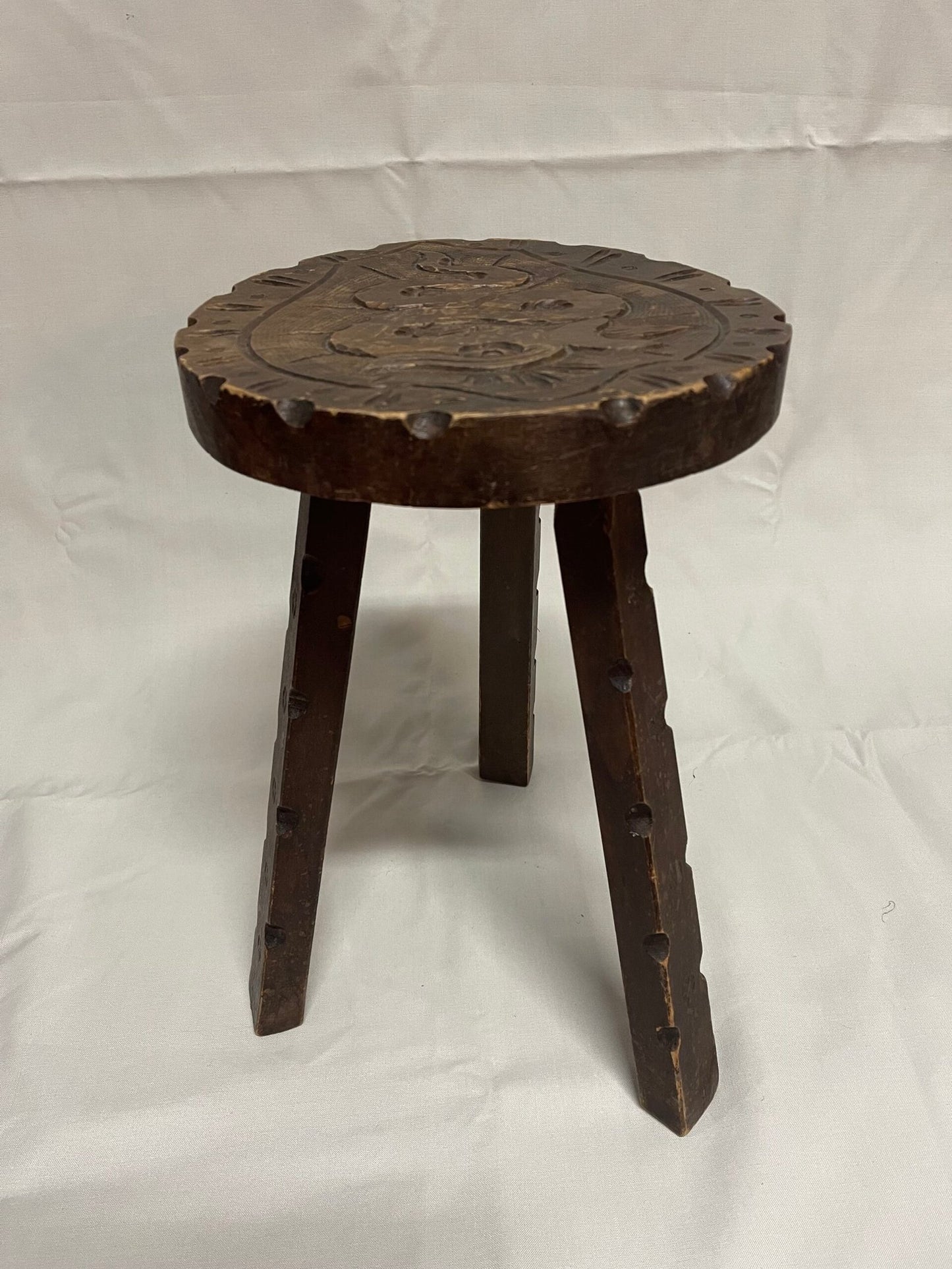 Sgabello Rustico Primitivo in Legno Intagliato a Mano