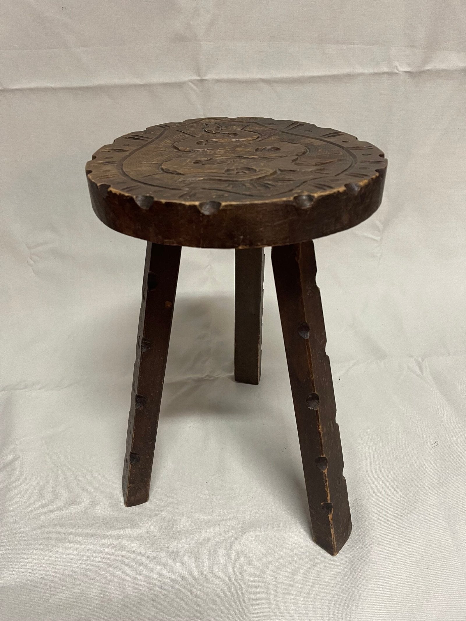 Sgabello Rustico Primitivo in Legno Intagliato a Mano