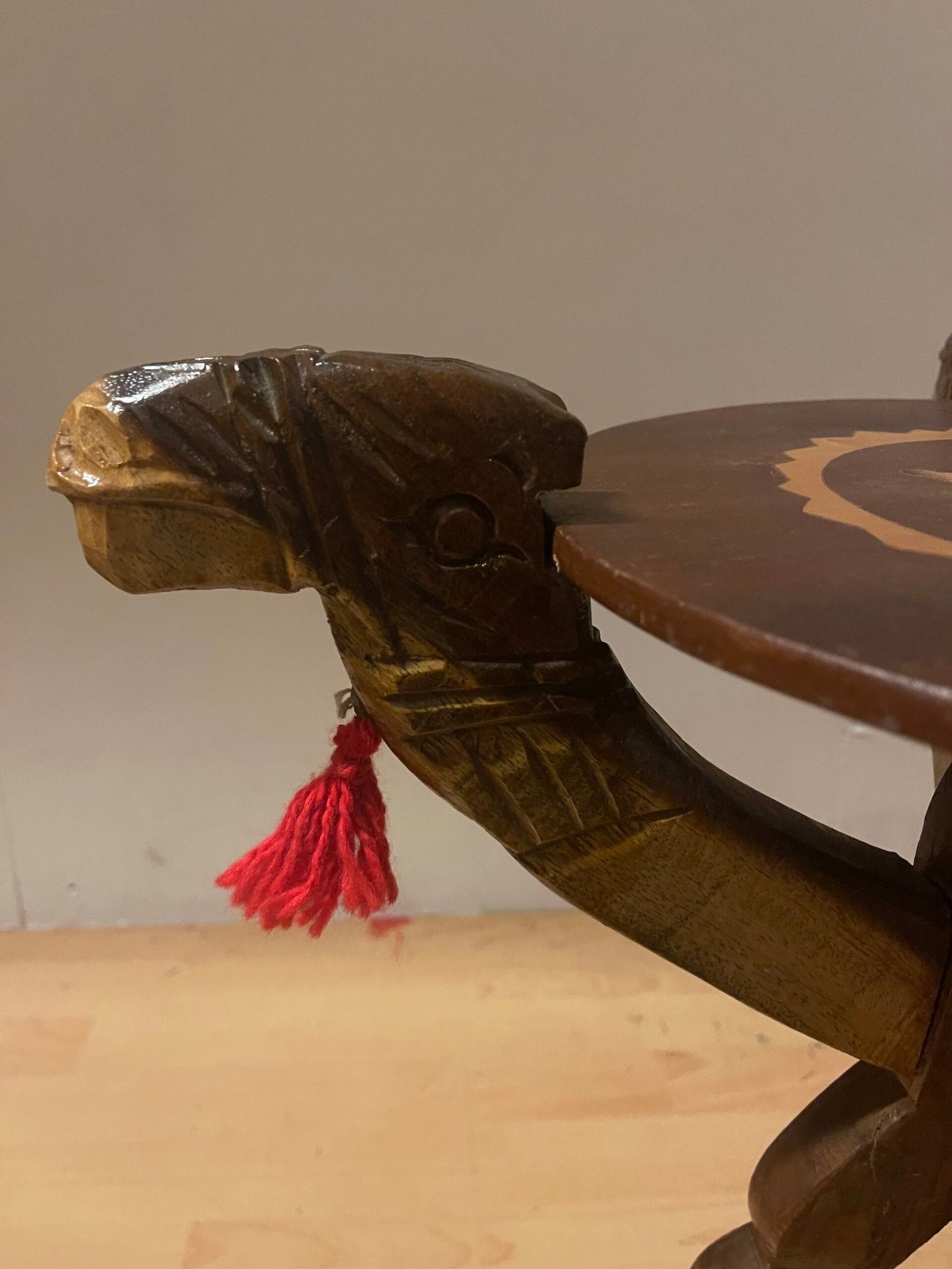 Tavolino Intagliato con Elefanti