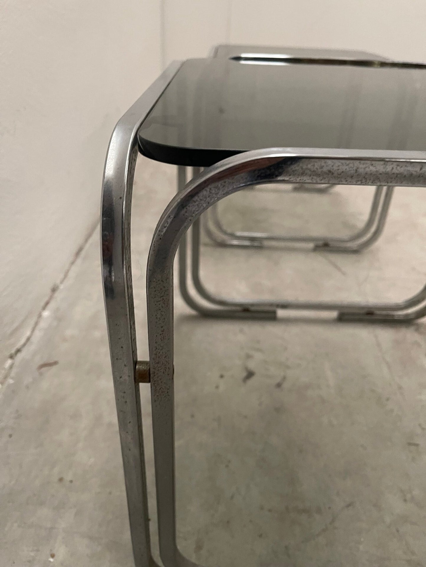 Coppia di Tavolini Bassi Vintage in Acciaio Cromato e Vetro Fumé