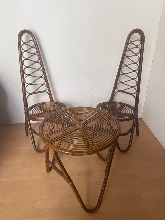 Set Salottino Vintage in Rattan: 2 Sedie con Schienale Alto e Tavolino Rotondo