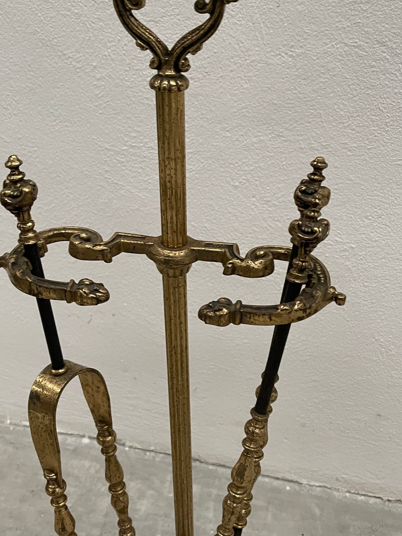 Set da camino antico in ottone - 4 pezzi con supporto ornamentale