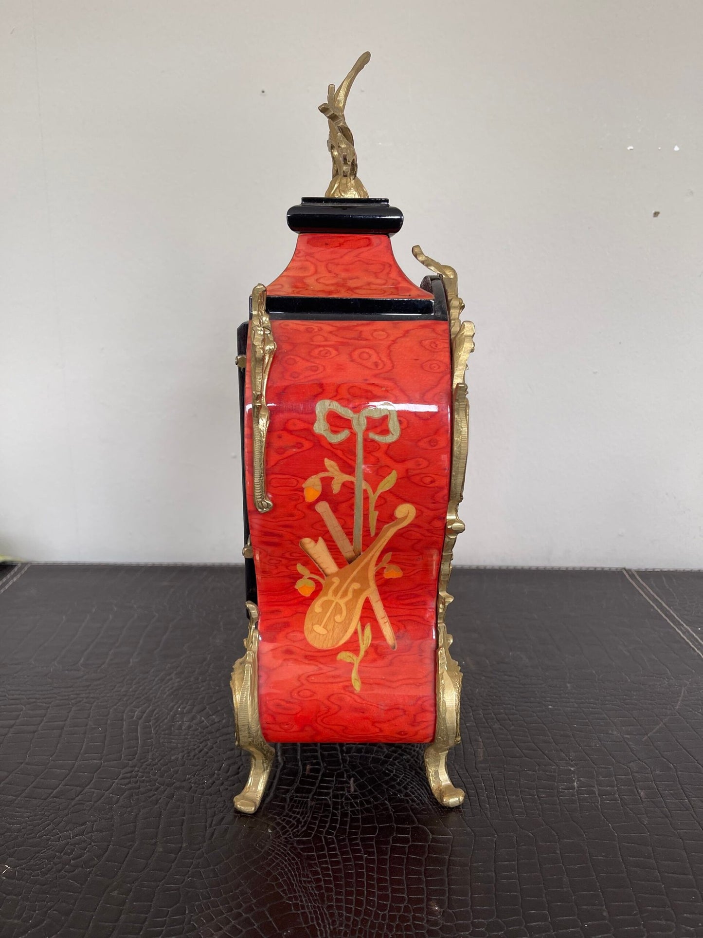 Orologio da tavolo con Pendolo e Decorazioni Dorate - Stile Classico e Raffinato