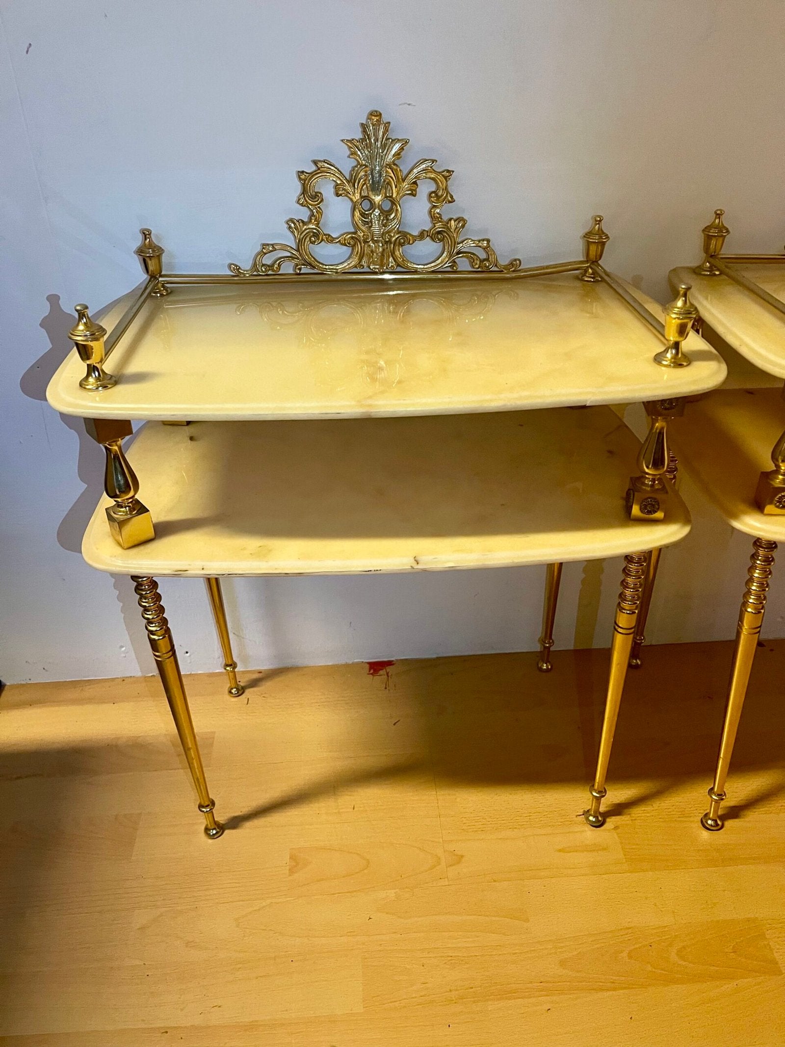 Coppia di comodini vintage in stile barocco