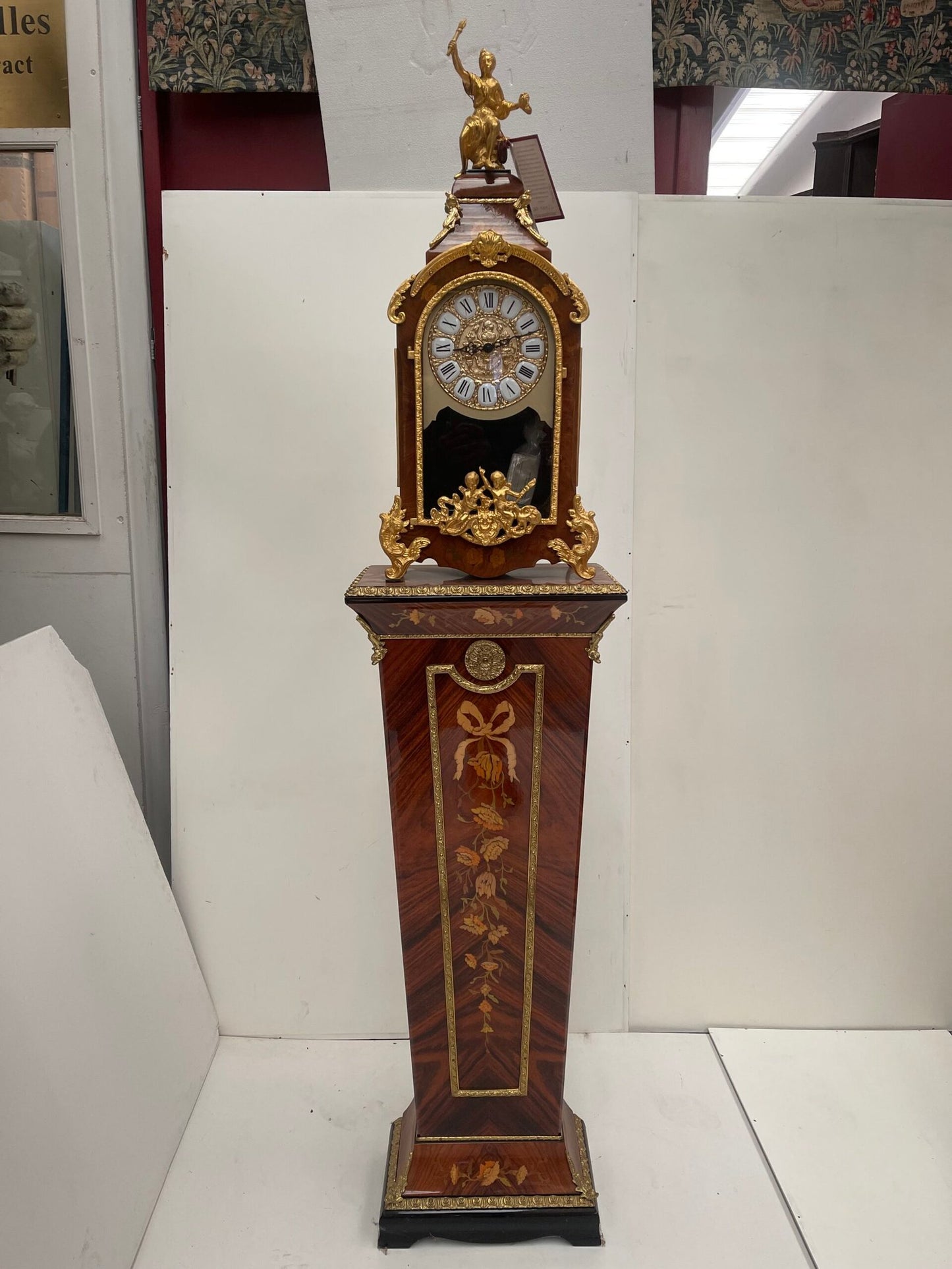 Maestoso Orologio a Colonna Intarsiato con Statua - Stile Luigi XV/Transizione