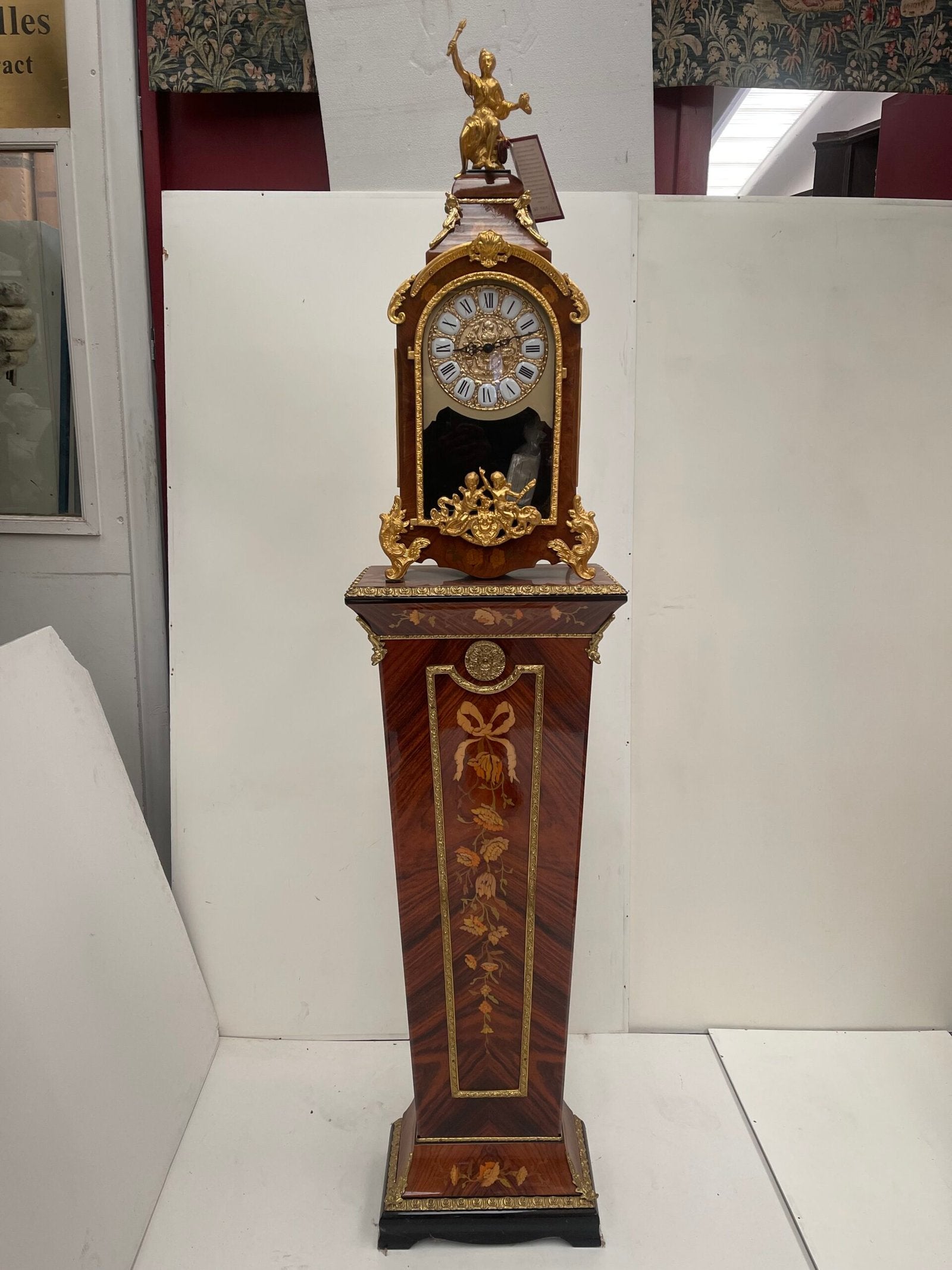 Maestoso Orologio a Colonna Intarsiato con Statua - Stile Luigi XV/Transizione