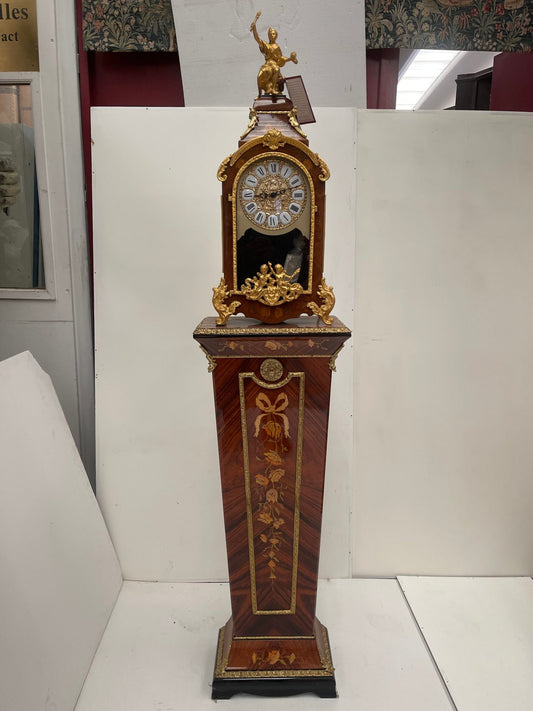 Maestoso Orologio a Colonna Intarsiato con Statua - Stile Luigi XV/Transizione