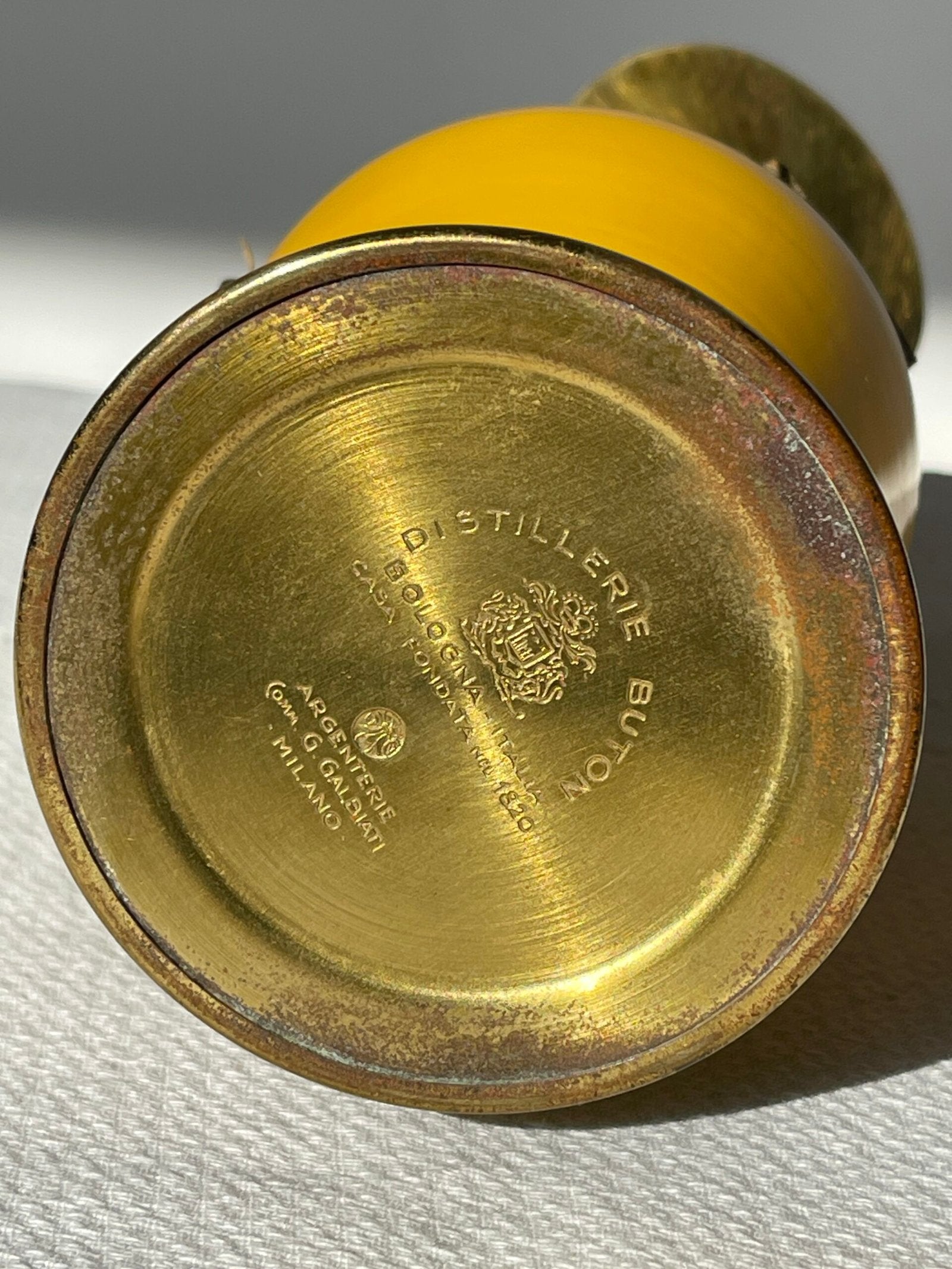 Brocca Decorativa in Ceramica Gialla con Applicazioni in Metallo –