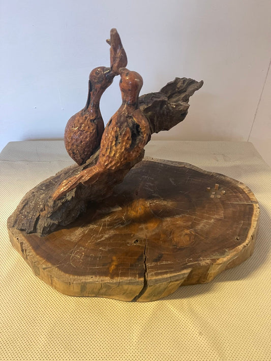 Scultura in legno intagliato con uccelli