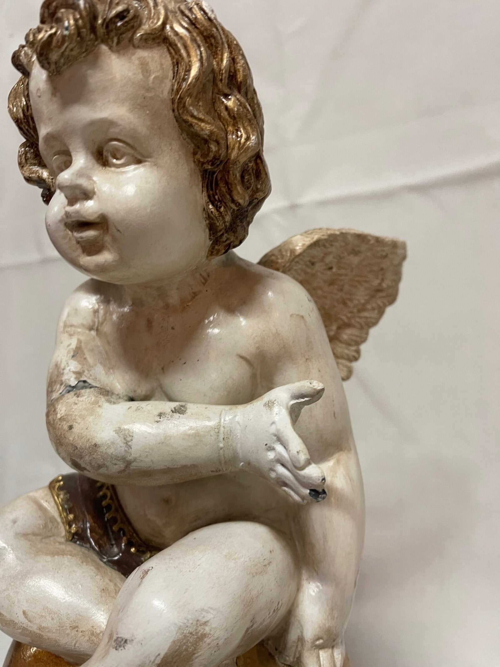 Incantevole Statuetta "Putto su Sfera Dorata" in Stile Barocco