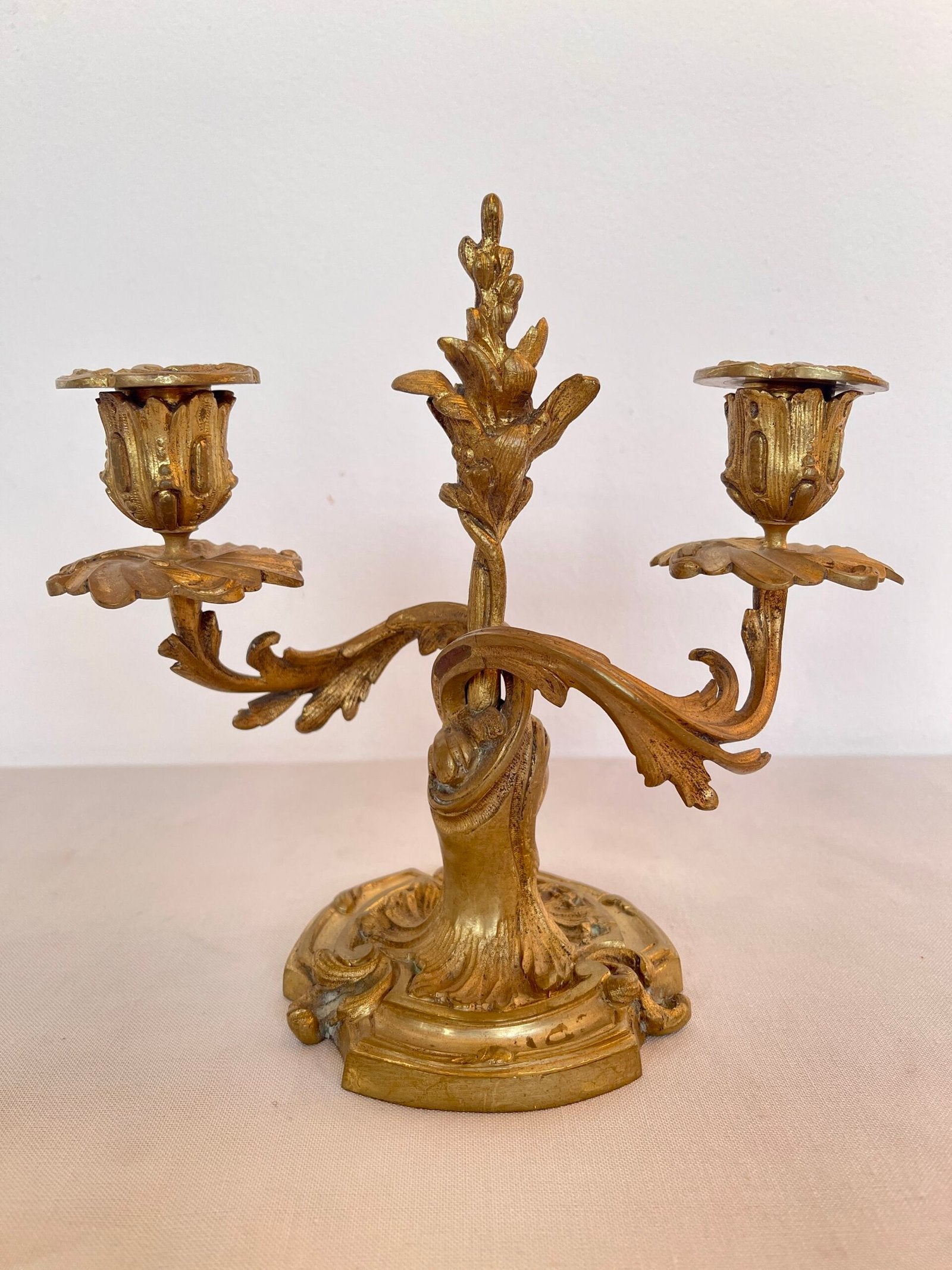 Coppia di candelabri in bronzo dorato - stile classico