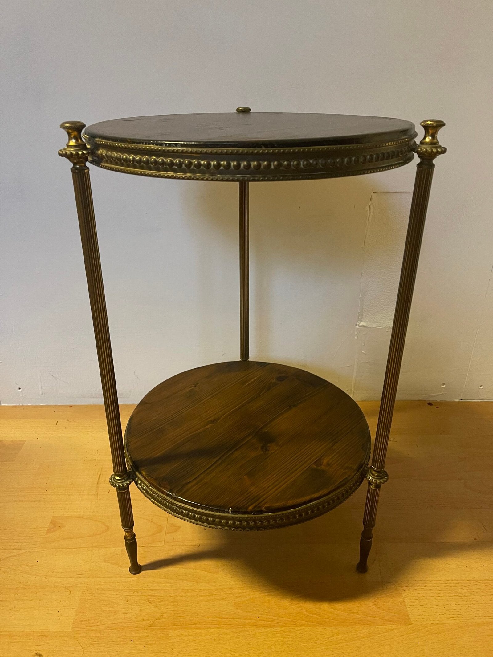 Tavolino rotondo a due ripiani in ottone e legno