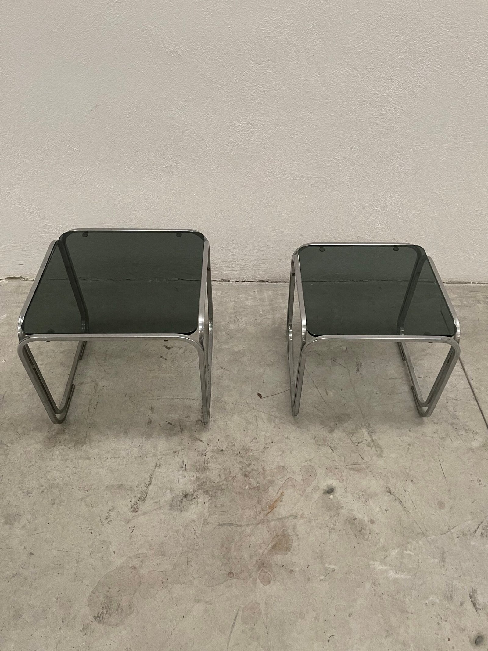Coppia di Tavolini Bassi Vintage in Acciaio Cromato e Vetro Fumé
