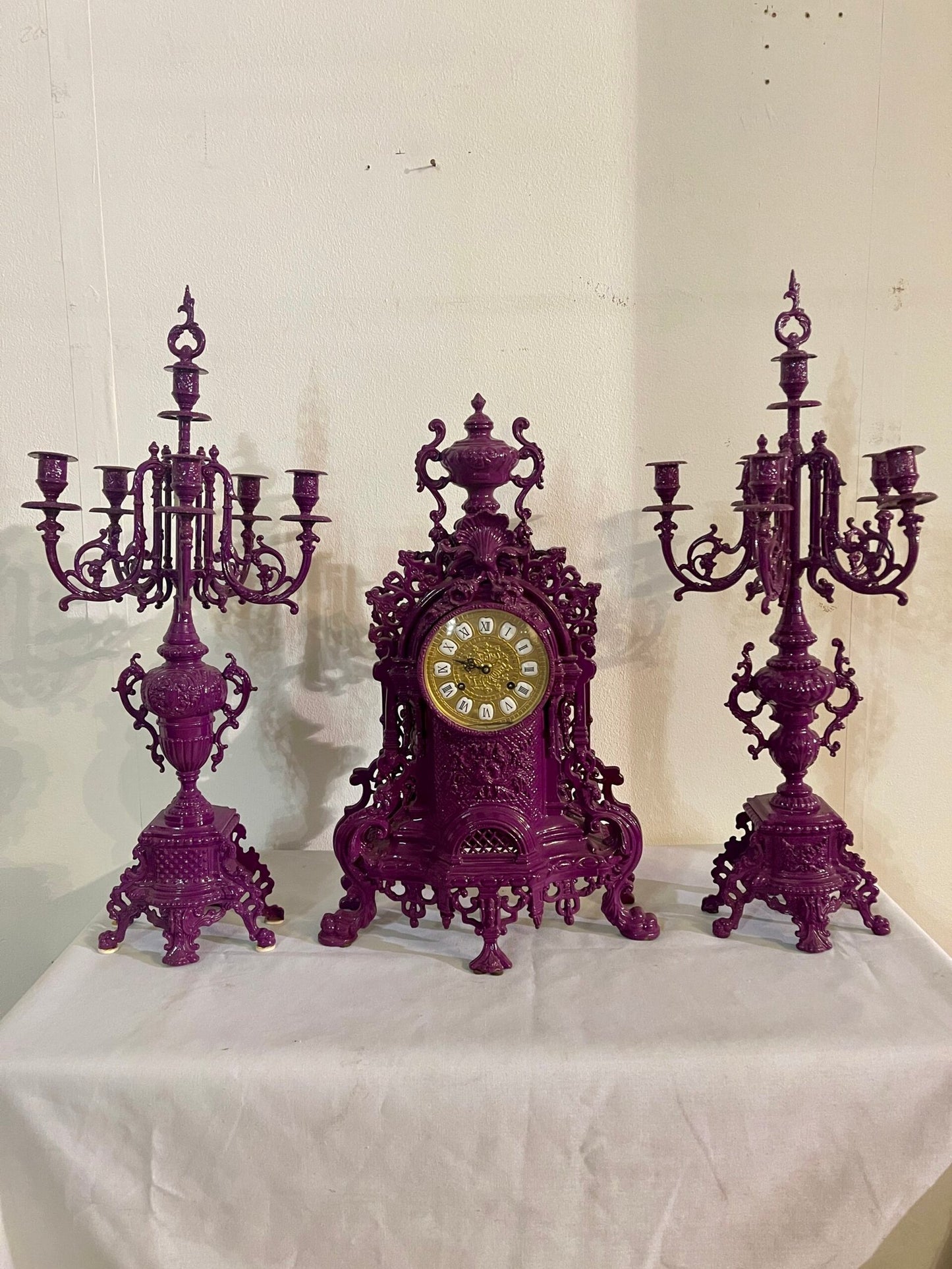 Tris Antico in stile Barocco - orologio da Caminetto con Candelabri (Viola Intenso)