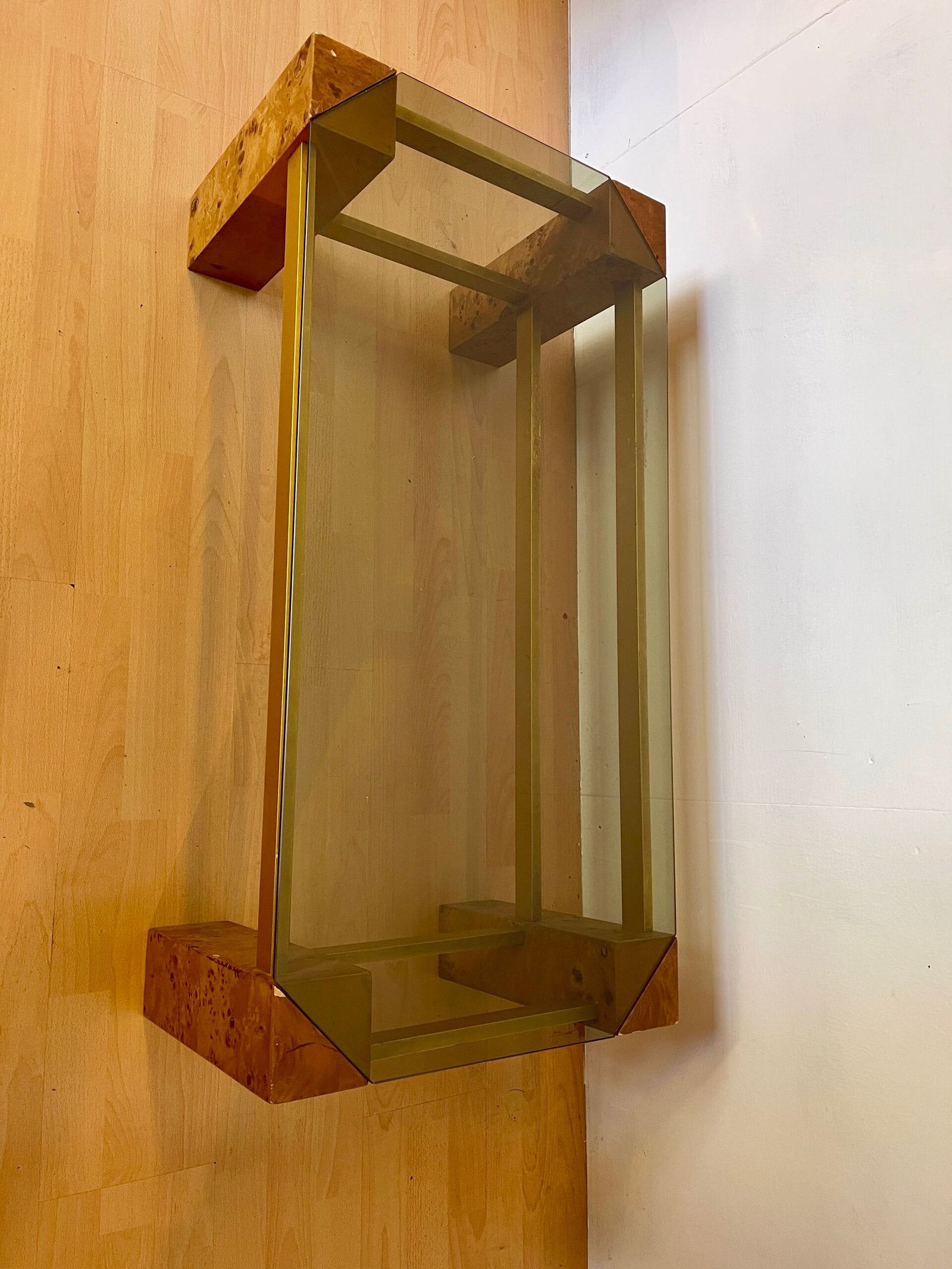 Tavolino Modernista con Struttura in Legno di Radica, Ottone e Piano in Vetro Fumé