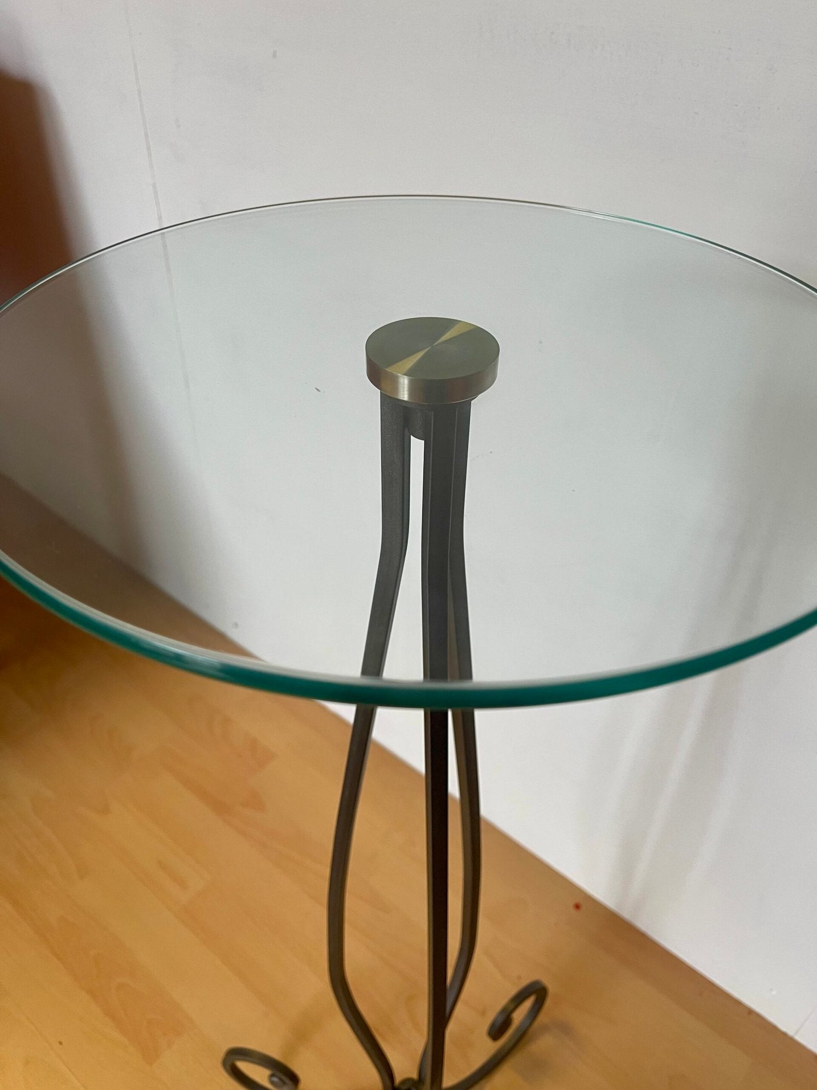 Tavolino rotondo con base in metallo e piano in vetro