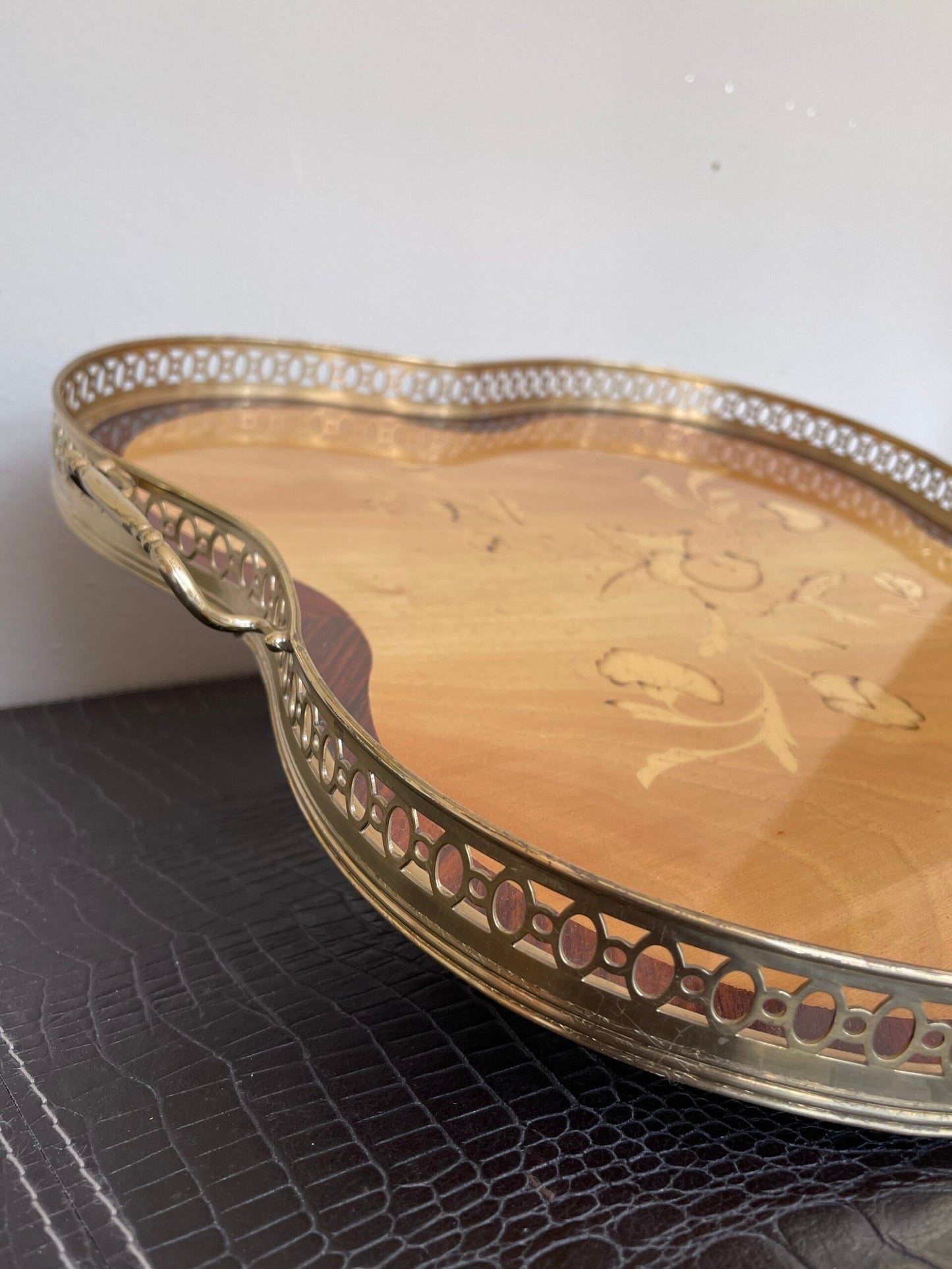 Vassoio in legno intarsiato, dal design elegante e raffinato, è un autentico capolavoro artigianale.