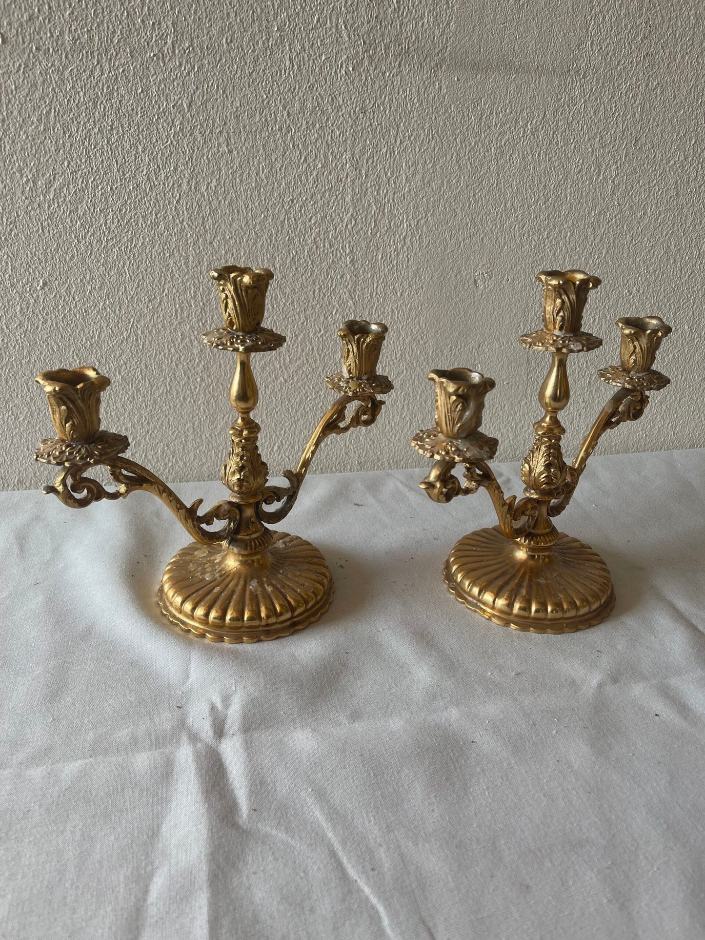 Coppia di candelabri Rococò in bronzo dorato