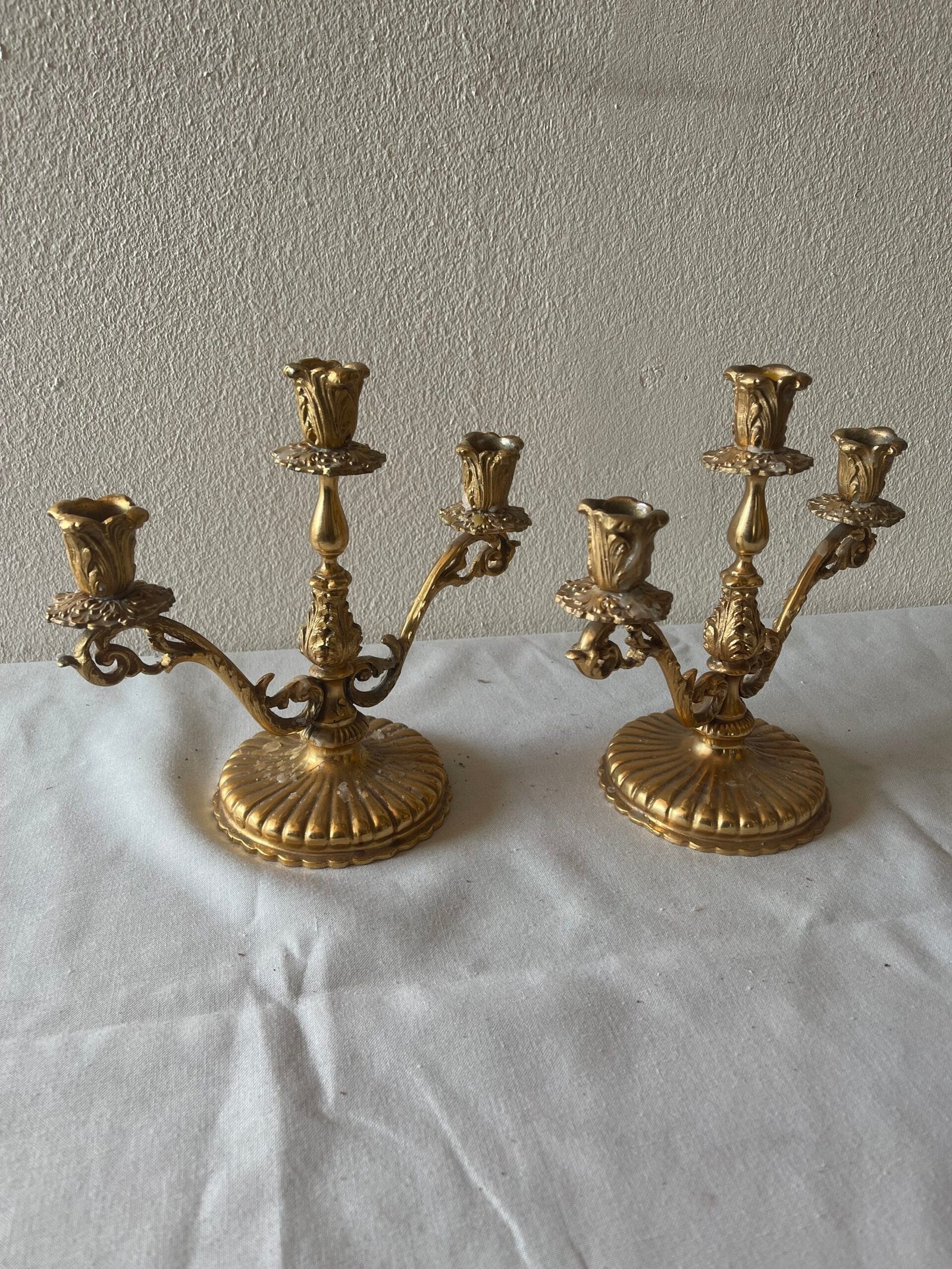 Coppia di candelabri Rococò in bronzo dorato