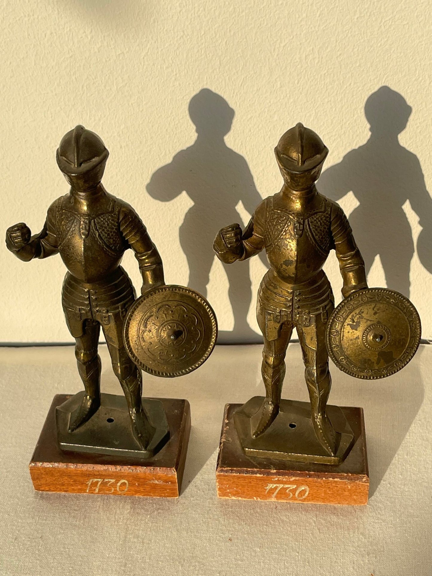 Coppia di Statuette in Ottone Raffiguranti Cavalieri Medievali