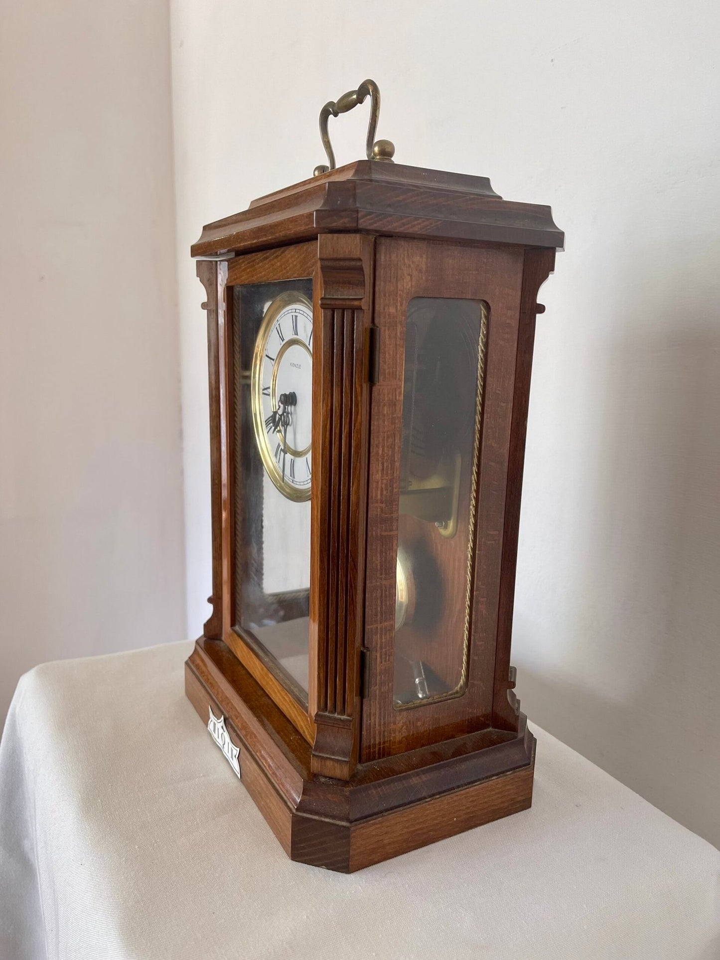 Orologio a pendolo da tavolo Kienzle in legno massello, carica manuale