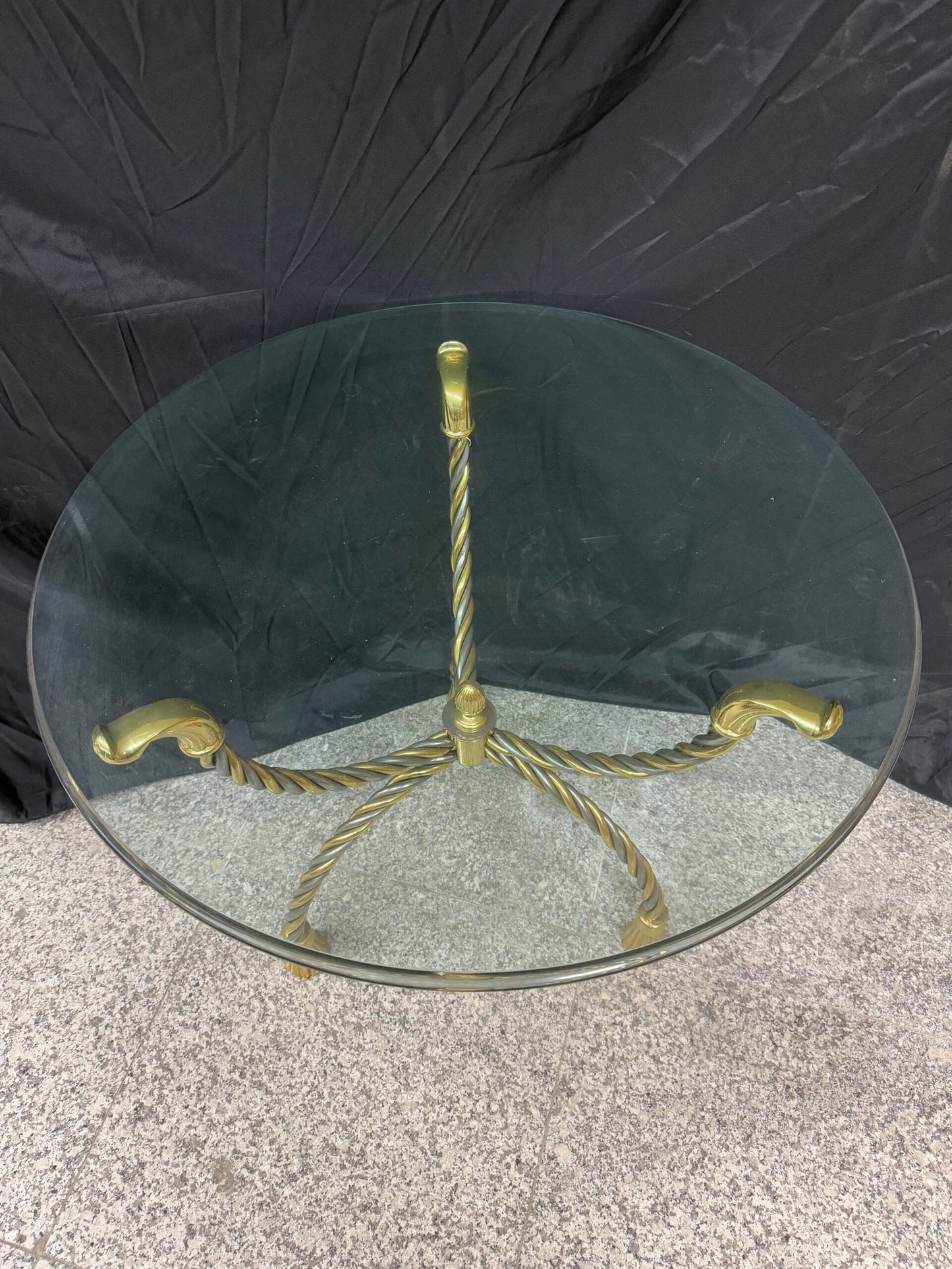 Tavolino Rotondo con Piano in Vetro e Base in Ottone Intrecciato