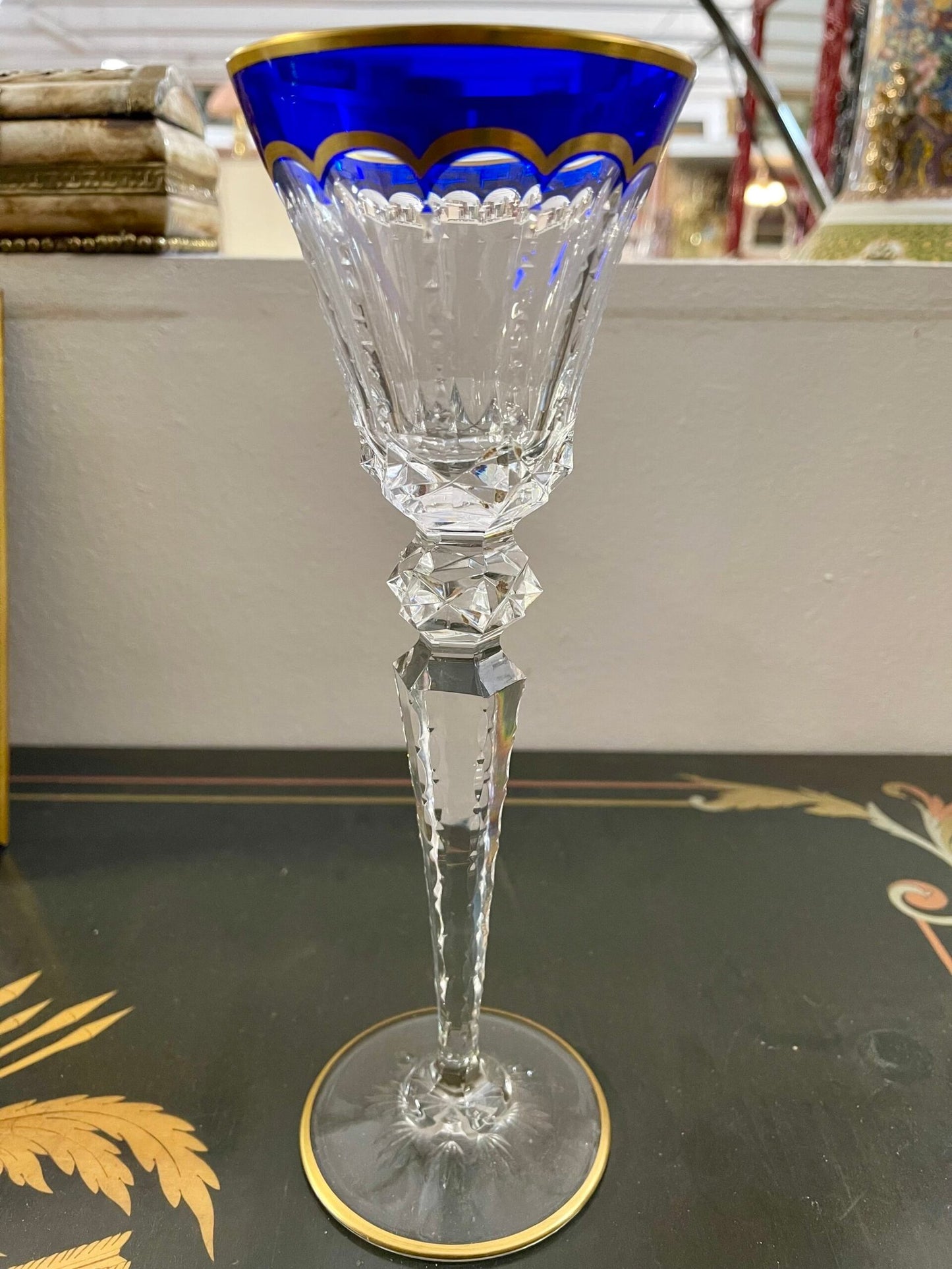 Coppia di calici in cristallo con bordo blu e dorato