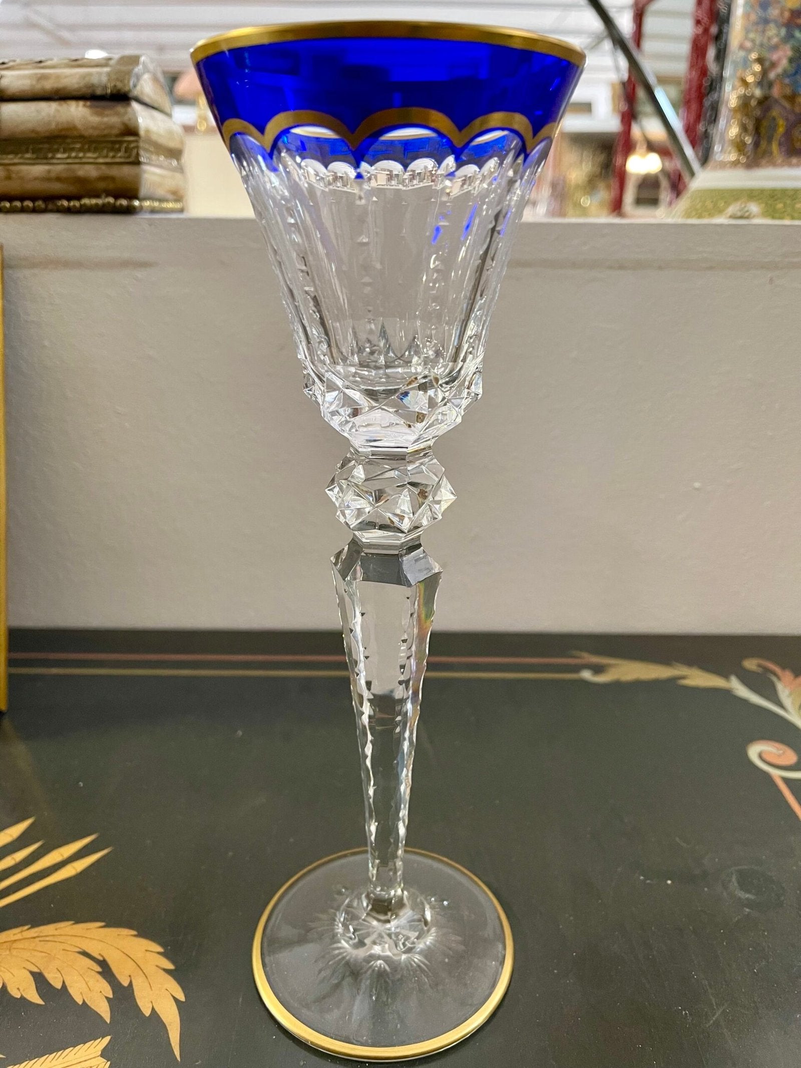 Coppia di calici in cristallo con bordo blu e dorato