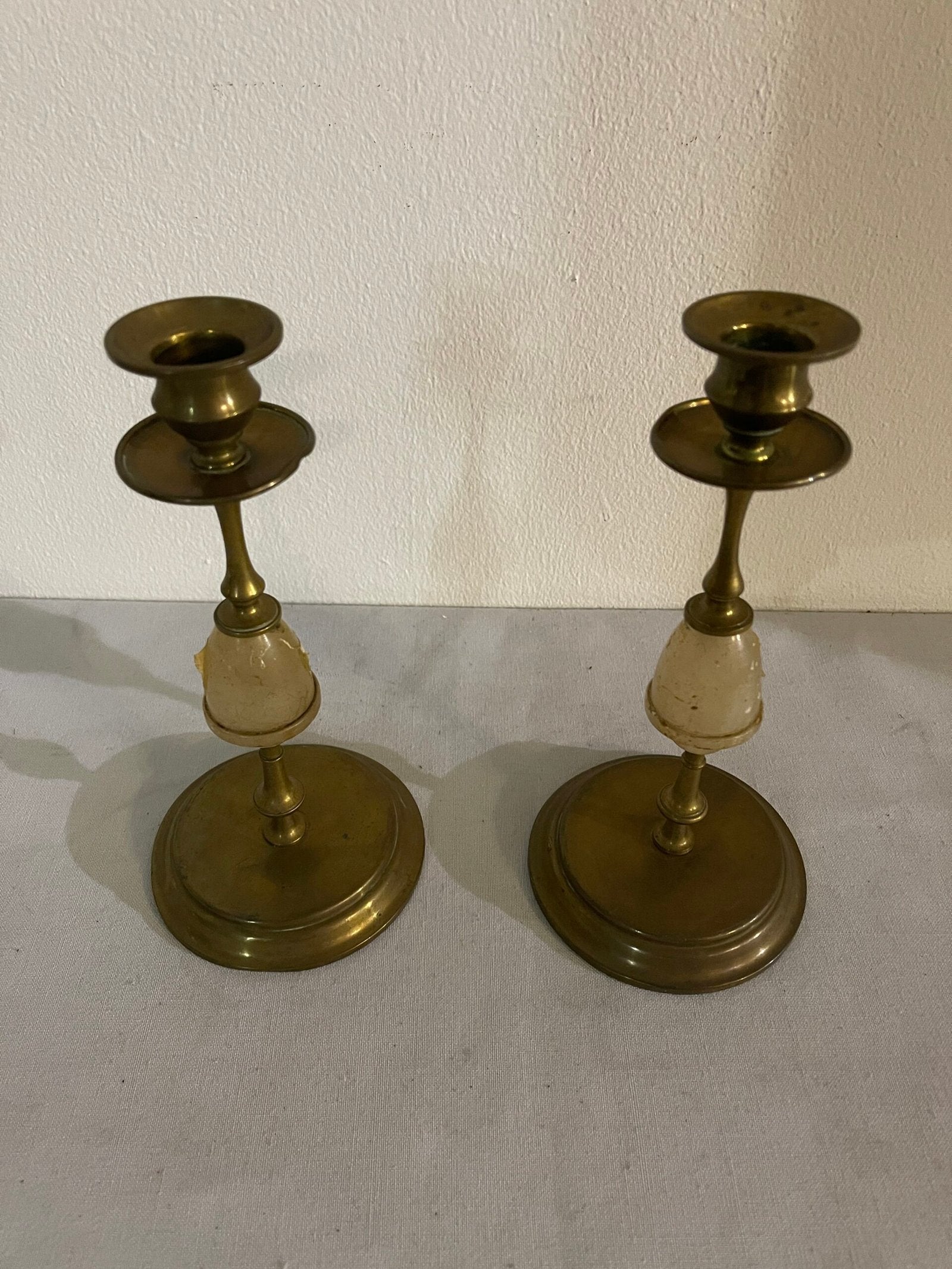 Coppia di Candelabri Antichi in Ottone e Alabastro - Stile Classico