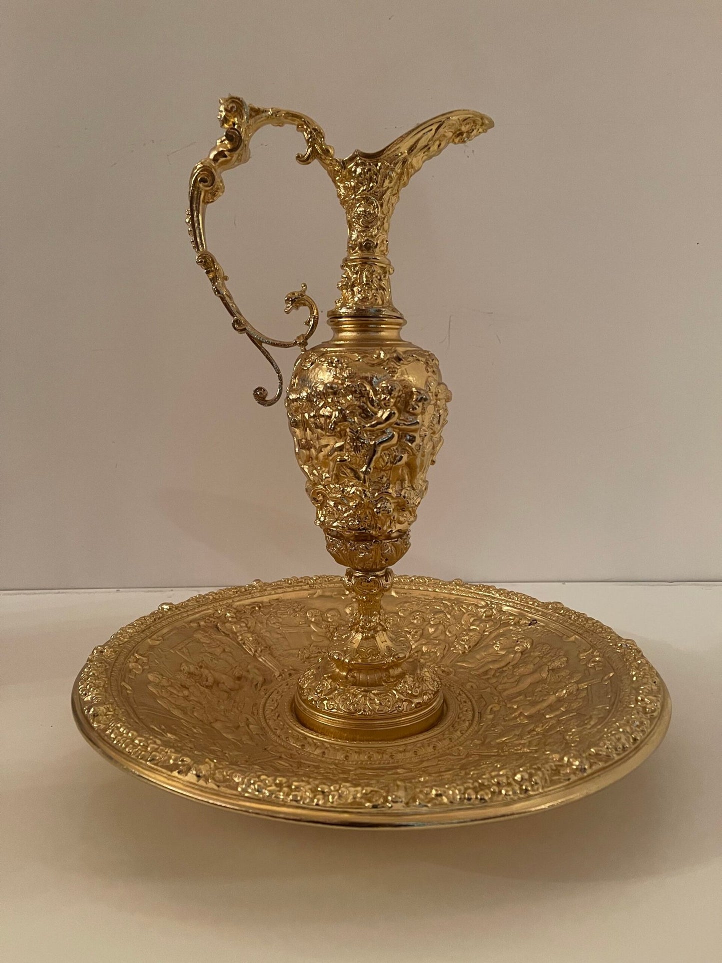 "Anfora del Trionfo" – Brocca ornamentale con piatto in stile Barocco