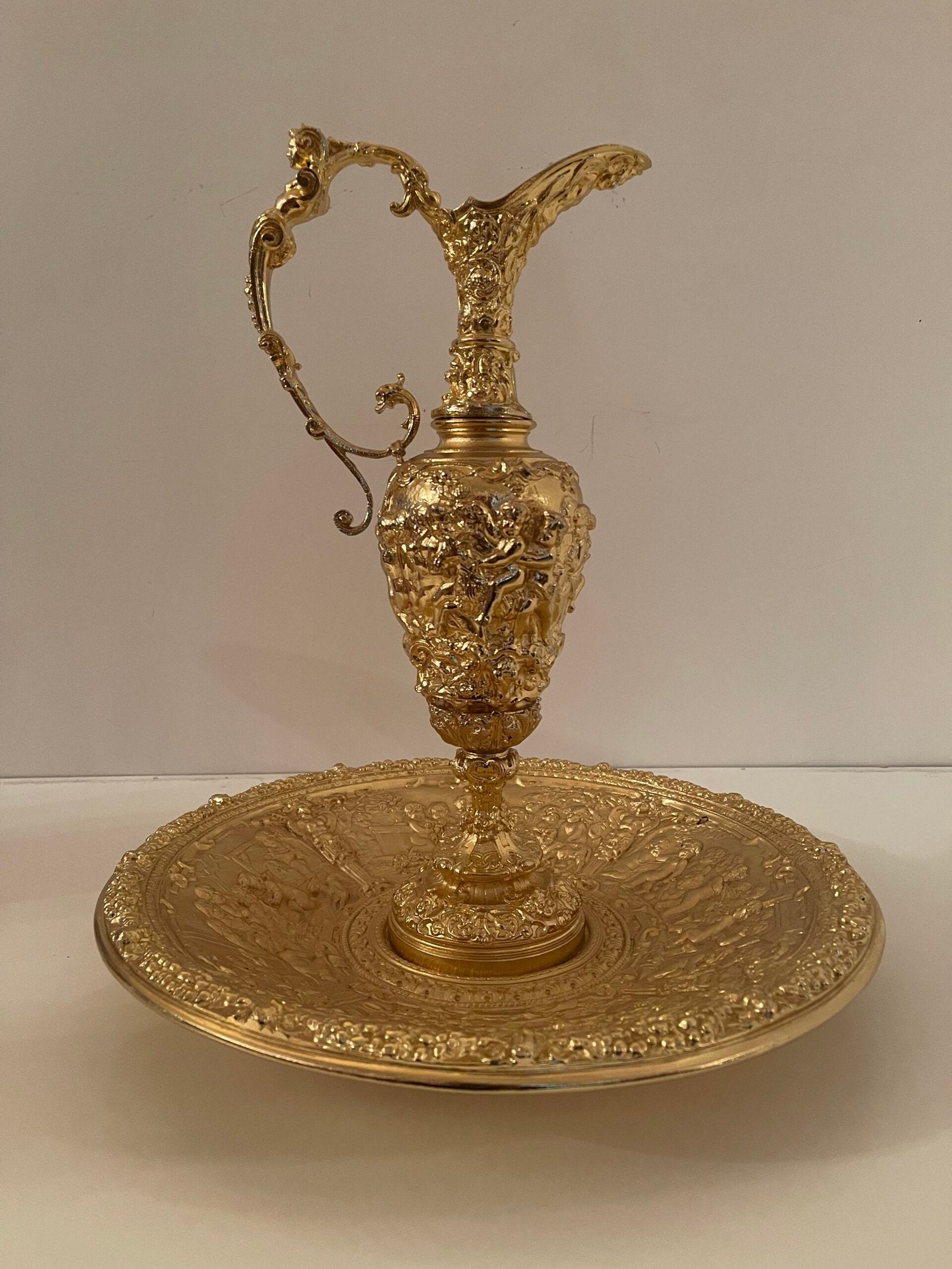 "Anfora del Trionfo" – Brocca ornamentale con piatto in stile Barocco