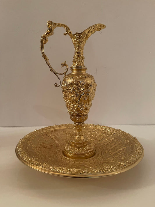 "Anfora del Trionfo" – Brocca ornamentale con piatto in stile Barocco