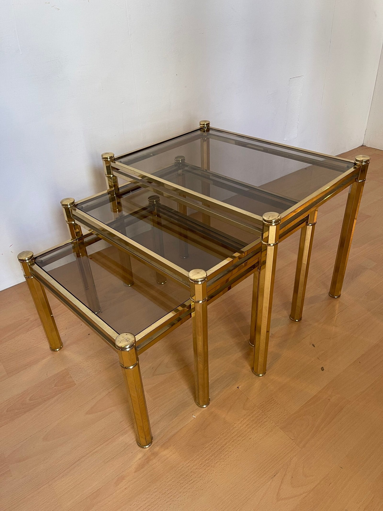 Set di Tavolini Impilabili Vintage in Ottone e Vetro