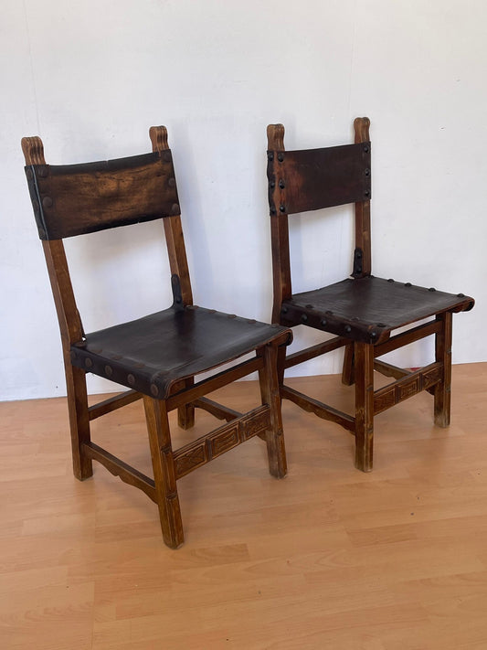 Coppia di sedie in legno e cuoio con borchie – stile rustico